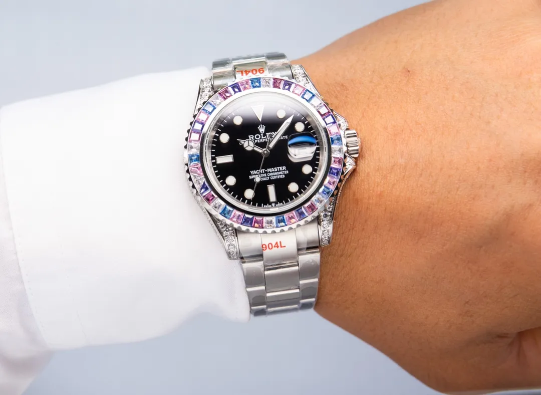 Rolex's global limited gemstone model - the Yacht-Master, pushes the limits aesthetically. On this watch, you can combine your love of jewelry and Swiss watches into one. The bezel, case and buckle are all studded with Swarovski diamonds! A walking work of art, a symbol of identity and status, the aura is clear at a glance! Really stunning! Can't put it down❤️ [Movement] It uses the 3135 fully automatic all-in-one machine with the soul blue hairspring that symbolizes Rolex, and its performance is extremely stable. [Case] ​​The size of the watch is 40mm, and every detail is perfectly reproduced one to one. [Watch Strap] Forged from 904L fine steel, the strap has a classic oyster shape, with brushed workmanship on both sides and high polishing in the middle. The buckle has the same double safety buckle as the original, and the buckle engraving is clearly visible. (An additional rubber strap is included.) [Mirror] Sapphire mirror. Super luminous text, the color of the text is more delicate, creating a visual effect consistent with the original product! 🍻It is shocking and noble when you use it. You deserve it! (Focus on original new machines) Focus is an attitude, produced by JH!