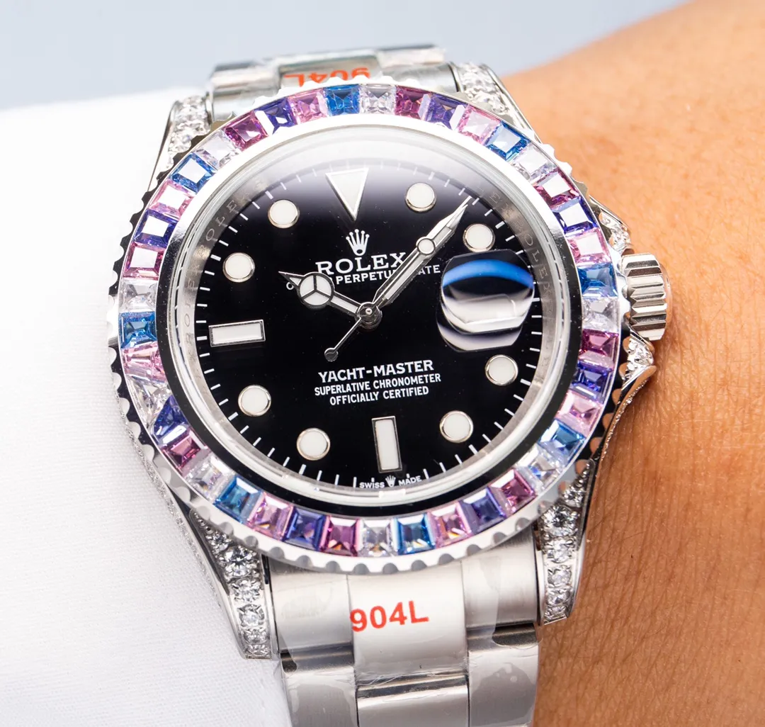 Rolex's global limited gemstone model - the Yacht-Master, pushes the limits aesthetically. On this watch, you can combine your love of jewelry and Swiss watches into one. The bezel, case and buckle are all studded with Swarovski diamonds! A walking work of art, a symbol of identity and status, the aura is clear at a glance! Really stunning! Can't put it down❤️ [Movement] It uses the 3135 fully automatic all-in-one machine with the soul blue hairspring that symbolizes Rolex, and its performance is extremely stable. [Case] ​​The size of the watch is 40mm, and every detail is perfectly reproduced one to one. [Watch Strap] Forged from 904L fine steel, the strap has a classic oyster shape, with brushed workmanship on both sides and high polishing in the middle. The buckle has the same double safety buckle as the original, and the buckle engraving is clearly visible. (An additional rubber strap is included.) [Mirror] Sapphire mirror. Super luminous text, the color of the text is more delicate, creating a visual effect consistent with the original product! 🍻It is shocking and noble when you use it. You deserve it! (Focus on original new machines) Focus is an attitude, produced by JH!