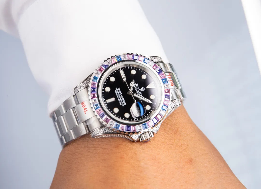 Rolex's global limited gemstone model - the Yacht-Master, pushes the limits aesthetically. On this watch, you can combine your love of jewelry and Swiss watches into one. The bezel, case and buckle are all studded with Swarovski diamonds! A walking work of art, a symbol of identity and status, the aura is clear at a glance! Really stunning! Can't put it down❤️ [Movement] It uses the 3135 fully automatic all-in-one machine with the soul blue hairspring that symbolizes Rolex, and its performance is extremely stable. [Case] ​​The size of the watch is 40mm, and every detail is perfectly reproduced one to one. [Watch Strap] Forged from 904L fine steel, the strap has a classic oyster shape, with brushed workmanship on both sides and high polishing in the middle. The buckle has the same double safety buckle as the original, and the buckle engraving is clearly visible. (An additional rubber strap is included.) [Mirror] Sapphire mirror. Super luminous text, the color of the text is more delicate, creating a visual effect consistent with the original product! 🍻It is shocking and noble when you use it. You deserve it! (Focus on original new machines) Focus is an attitude, produced by JH!