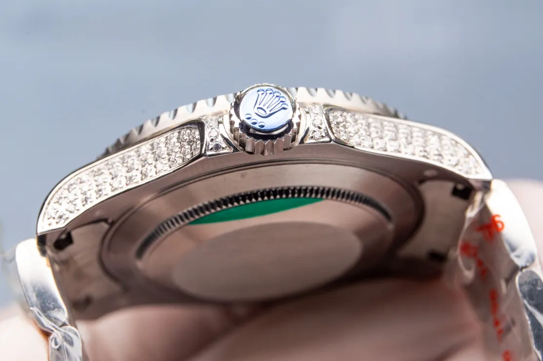 Rolex's global limited gemstone model - the Yacht-Master, pushes the limits aesthetically. On this watch, you can combine your love of jewelry and Swiss watches into one. The bezel, case and buckle are all studded with Swarovski diamonds! A walking work of art, a symbol of identity and status, the aura is clear at a glance! Really stunning! Can't put it down❤️ [Movement] It uses the 3135 fully automatic all-in-one machine with the soul blue hairspring that symbolizes Rolex, and its performance is extremely stable. [Case] ​​The size of the watch is 40mm, and every detail is perfectly reproduced one to one. [Watch Strap] Forged from 904L fine steel, the strap has a classic oyster shape, with brushed workmanship on both sides and high polishing in the middle. The buckle has the same double safety buckle as the original, and the buckle engraving is clearly visible. (An additional rubber strap is included.) [Mirror] Sapphire mirror. Super luminous text, the color of the text is more delicate, creating a visual effect consistent with the original product! 🍻It is shocking and noble when you use it. You deserve it! (Focus on original new machines) Focus is an attitude, produced by JH!