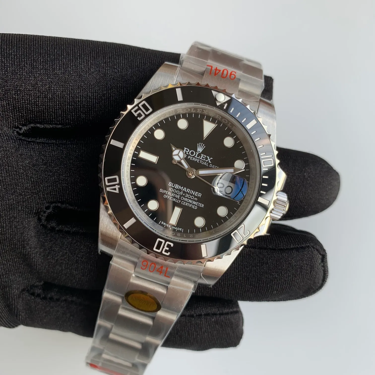 Factory N V8 version ROLEX SUB Black Water Ghost, 40mm in diameter, the highest version on the market, the research spirit of continuous improvement of fine steel, especially the industry recognition of the five artifacts, the current sales have been on the rise, scratch-resistant blue crystal glass, anti-reflective convex type magnified calendar window, winding crown; screw-in triple lock triple waterproof system, Oyster insurance discount with Rolex
