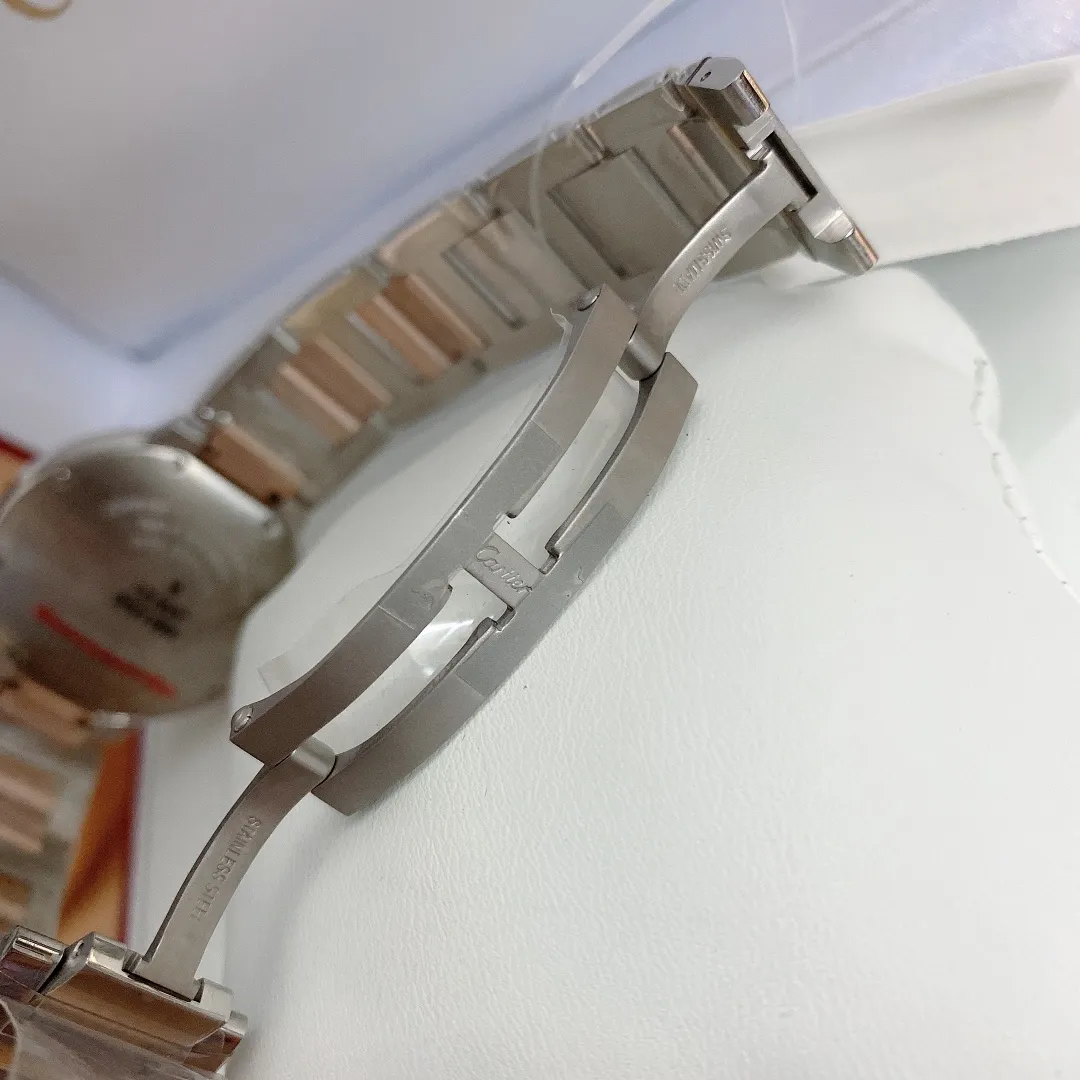 【High-end replica】💰1720! Cartier "Cartier" movement: Swiss imported quartz movement, original 1:1 replica 36MM, convex curved case, sapphire glass, guilloche dial, sword-shaped hands. In the world of Cartier watchmaking, the Ballon Bleu watch is famous for its delicate style and elegant style.