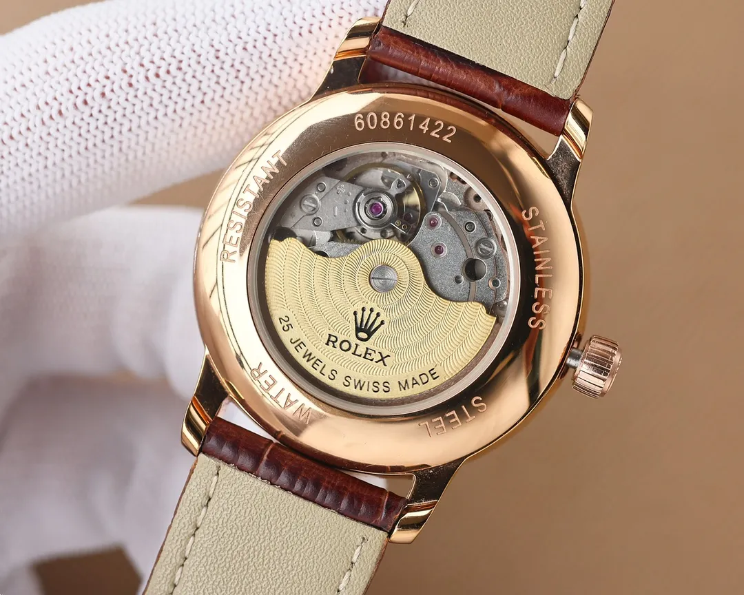 The latest 2023 hot model is the Rolex [ROLEX] men's watch. It adopts a unique dial design and is matched with a more high-end and luxurious Rolex. When you first meet Rolex, you must dream of owning it one day. Wearing a Rolex will make you prosperous and prosperous. You deserve it. Reviews are welcome! ! Movement: with brand new imported 8215 Citizen (zero repair) Size: 40 Mirror: sapphire glass never scratched Material: 316L stainless steel case Power: 48 hours storage Waterproof depth: 100 meters Italian calf leather belt, original pin buckle!