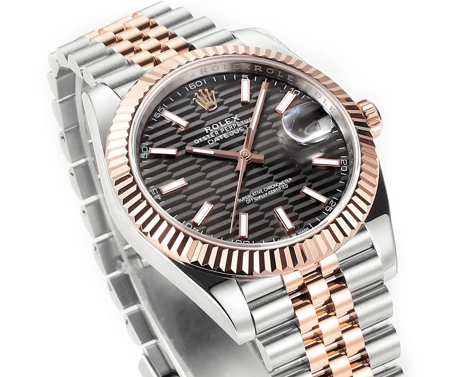 【High-end replica】💰1240! 【Customized all-in-one machine】💰1900! [Top replica] Private chat! ! ! The Rolex Datejust 41mm series creates a classic watch model. 1: The movement adopts Swiss 3235 movement. 2: In terms of material, the overall material is made of 904 steel. The curvature of the side of the case is polished in place, and the thickness of the side is consistent with the original. 3: Classic dog tooth collar. The platinum (electroplated) ring presents a radiant light effect that is extremely close to the original version, and the triangular pit pattern is clean and neat. 4: The watch mirror is made of real sapphire mirror, which increases the transparency of the watch. At the same time, it has been treated with anti-glare technology, making it very convenient to read watch data and has high hardness. 5: The only synchronous original thickness in the market is 11.5mm. This picture was taken in top reproduction quality!