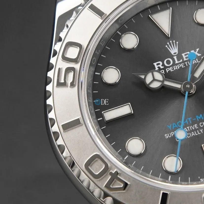 【Top replica】💰3500! The strongest replica version of the Rolex 3135 movement on the market. The real original model is 1:1 molded. The four steel stamps on the bottom of the ears are exactly the same as the original. Few people in the market follow the details of the original. Both the workmanship and overall feel are the closest to genuine products on the market. Size: 40*11mm Look for quality, exclusive quality