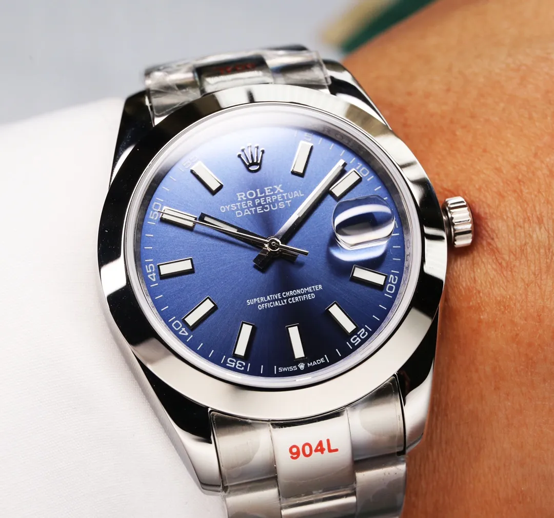 【High-end replica】💰1240! 【Customized all-in-one machine】💰1720! Rolex Oyster Perpetual Datejust 41mm series watches, timeless elegance! [Oyster case, symbol of waterproofing] The diameter of the watch is 41mm, the thickness is consistent with the original, and the data is consistent with the genuine product 1. Classic Oyster case with triangular grooved outer ring 2. The handle adopts a screw-in design to restore the double buckle lock dual waterproof system 3. Mirror material - wear-resistant and scratch-resistant sapphire mirror, anti-reflective convex magnification (2.5 times) calendar window [Strap details] Different watch models are matched with different steel straps 1. Commemorative strap Jubilee Bracelet (five-bead belt) Material: stainless steel, commemorative type, five-row link 2. Oyster bracelet Oyster Bracelet (3-bead belt). Material: Stainless steel, head-shaped, semi-circular three-row link 3. Buckle type Folding buckle, concealed folding crown buckle [Movement] Using the exquisite and stable Japanese 8215/9015 movement, it is steady and simple, reserved, showy but not flattering, long-lasting elegance! (Extreme reproduction requirements create high quality, playing with more than just concepts!) (Focus on original new machines) Focus is an attitude, produced by JH!