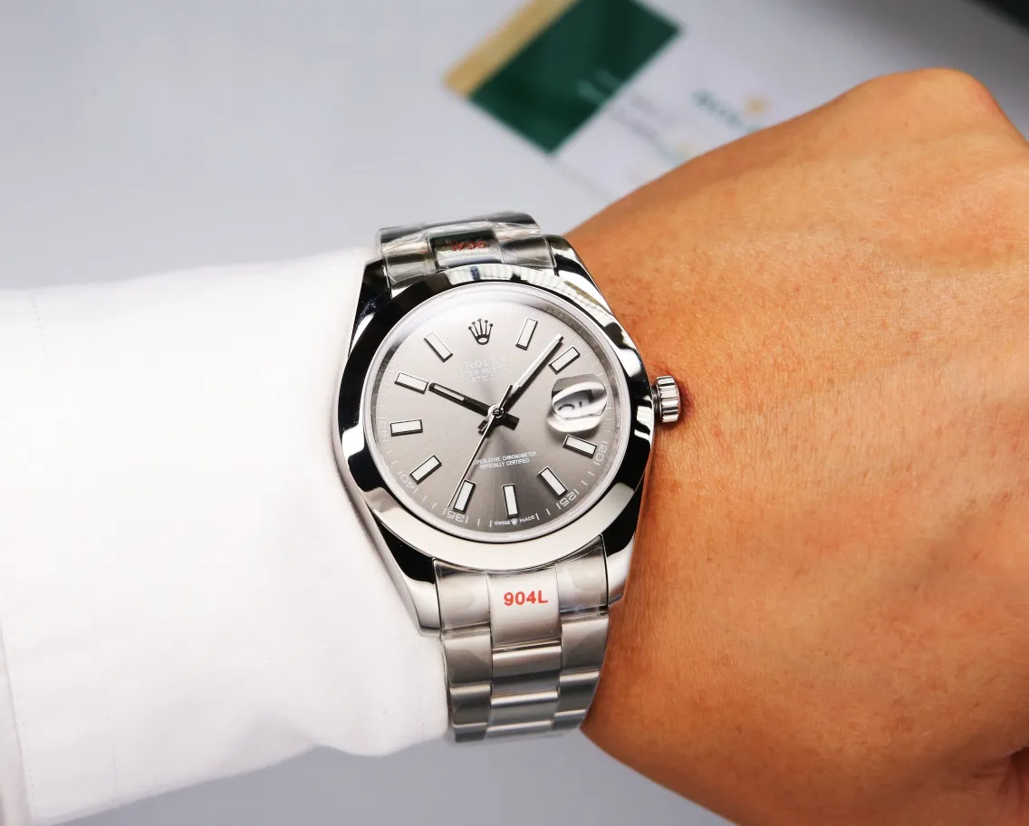 【High-end replica】💰1240! 【Customized all-in-one machine】💰1720! Rolex Oyster Perpetual Datejust 41mm series watches, timeless elegance! [Oyster case, symbol of waterproofing] The diameter of the watch is 41mm, the thickness is consistent with the original, and the data is consistent with the genuine product 1. Classic Oyster case with triangular grooved outer ring 2. The handle adopts a screw-in design to restore the double buckle lock dual waterproof system 3. Mirror material - wear-resistant and scratch-resistant sapphire mirror, anti-reflective convex magnification (2.5 times) calendar window [Strap details] Different watch models are matched with different steel straps 1. Commemorative strap Jubilee Bracelet (five-bead belt) Material: stainless steel, commemorative type, five-row link 2. Oyster bracelet Oyster Bracelet (3-bead belt). Material: Stainless steel, head-shaped, semi-circular three-row link 3. Buckle type Folding buckle, concealed folding crown buckle [Movement] Using the exquisite and stable Japanese 8215/9015 movement, it is steady and simple, reserved, showy but not flattering, long-lasting elegance! (Extreme reproduction requirements create high quality, playing with more than just concepts!) (Focus on original new machines) Focus is an attitude, produced by JH!