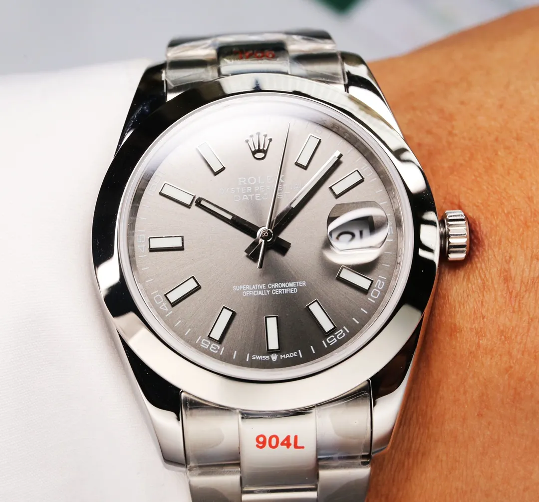 【High-end replica】💰1240! 【Customized all-in-one machine】💰1720! Rolex Oyster Perpetual Datejust 41mm series watches, timeless elegance! [Oyster case, symbol of waterproofing] The diameter of the watch is 41mm, the thickness is consistent with the original, and the data is consistent with the genuine product 1. Classic Oyster case with triangular grooved outer ring 2. The handle adopts a screw-in design to restore the double buckle lock dual waterproof system 3. Mirror material - wear-resistant and scratch-resistant sapphire mirror, anti-reflective convex magnification (2.5 times) calendar window [Strap details] Different watch models are matched with different steel straps 1. Commemorative strap Jubilee Bracelet (five-bead belt) Material: stainless steel, commemorative type, five-row link 2. Oyster bracelet Oyster Bracelet (3-bead belt). Material: Stainless steel, head-shaped, semi-circular three-row link 3. Buckle type Folding buckle, concealed folding crown buckle [Movement] Using the exquisite and stable Japanese 8215/9015 movement, it is steady and simple, reserved, showy but not flattering, long-lasting elegance! (Extreme reproduction requirements create high quality, playing with more than just concepts!) (Focus on original new machines) Focus is an attitude, produced by JH!
