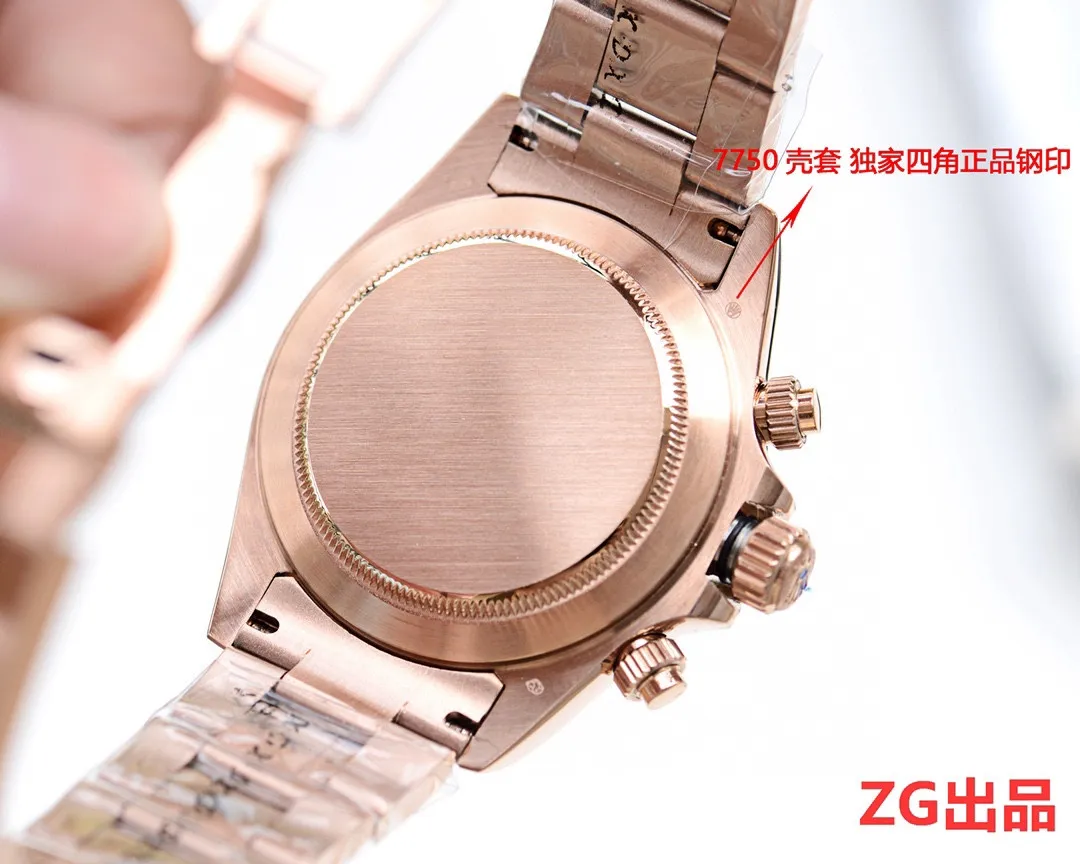 【Customized all-in-one machine】💰1720! What ZG factory sells is not watches. It is a kind of "feeling". Because of concentration, it is professional. 316S "dissolved propeller shell" is the first in China. The only one at the same price that reaches the same quality as counters🎈🎈 Taiwan ZG factory. Craftsmanship - Details determine success or failure. 🎈🎈 It took 16 months to finally come out🏅️🏅️ [Rolex Cosmograph Daytona Series] [Movement] A customized three-eye enlarged version of the fully automatic mechanical movement is used to make the distance between the three function disks consistent with the original product. [Taiwan ZG Factory] 🏆🏆Produced by 🏆🏆 All are delivered and the counters are consistent. The multi-functional travel box has the ZG logo✅ Every watch leaves the factory and is strictly tested to ensure that agents have the highest success rate for every order. Nearly zero repairs 🎈🎈 [Case] ​​Original mold opening, same price, only one 🎈🎈40mm The background texture of the disk has been filtered and corrected countless times to ensure that it is 100% consistent with the original. The Rolex metal LOGO on it is molded separately, and it can be compared to the original in terms of three-dimensionality and roundness. Easy-to-read Chroma light luminous display equipped with long-lasting luminous material [waterproof] 50 meters. 🌊🌊Perfect details ensure that every piece is delivered to the customer. It will 🉐️ receive good reviews🏅️🏅️ [Watch mirror] Flat sapphire crystal glass is scratch-resistant, the effect will not be ghosted, and it is consistent with the original product. ⚠⚠The six-digit digits are upgraded to a genuine small crown with anti-counterfeiting👑 (pay attention to details) [Buckle] Made of imported 316S steel and polished from 1:1 parts. The inner side is sanded and corroded by the Rolex steel seal. The external buckle safety ring is exactly the same as the original one. ⌚⌚ Produced by ZG Factory in Taiwan. Perfect in every detail.
