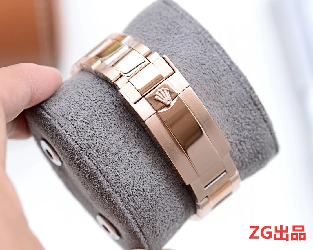 【Customized all-in-one machine】💰1720! What ZG factory sells is not watches. It is a kind of "feeling". Because of concentration, it is professional. 316S "dissolved propeller shell" is the first in China. The only one at the same price that reaches the same quality as counters🎈🎈 Taiwan ZG factory. Craftsmanship - Details determine success or failure. 🎈🎈 It took 16 months to finally come out🏅️🏅️ [Rolex Cosmograph Daytona Series] [Movement] A customized three-eye enlarged version of the fully automatic mechanical movement is used to make the distance between the three function disks consistent with the original product. [Taiwan ZG Factory] 🏆🏆Produced by 🏆🏆 All are delivered and the counters are consistent. The multi-functional travel box has the ZG logo✅ Every watch leaves the factory and is strictly tested to ensure that agents have the highest success rate for every order. Nearly zero repairs 🎈🎈 [Case] ​​Original mold opening, same price, only one 🎈🎈40mm The background texture of the disk has been filtered and corrected countless times to ensure that it is 100% consistent with the original. The Rolex metal LOGO on it is molded separately, and it can be compared to the original in terms of three-dimensionality and roundness. Easy-to-read Chroma light luminous display equipped with long-lasting luminous material [waterproof] 50 meters. 🌊🌊Perfect details ensure that every piece is delivered to the customer. It will 🉐️ receive good reviews🏅️🏅️ [Watch mirror] Flat sapphire crystal glass is scratch-resistant, the effect will not be ghosted, and it is consistent with the original product. ⚠⚠The six-digit digits are upgraded to a genuine small crown with anti-counterfeiting👑 (pay attention to details) [Buckle] Made of imported 316S steel and polished from 1:1 parts. The inner side is sanded and corroded by the Rolex steel seal. The external buckle safety ring is exactly the same as the original one. ⌚⌚ Produced by ZG Factory in Taiwan. Perfect in every detail.
