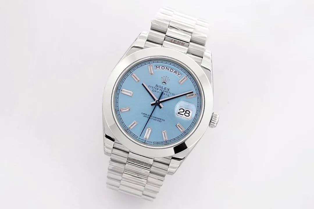 【High-end replica】💰1300! 【Top Replica】💰Private chat! Rolex Day-Date 40 [Upgraded to the new 3255 all-in-one machine] 1⃣️ Sapphire mirror, calendar 2.5x magnifying glass, the effect is synchronized with the original version. 2⃣️Oyster case structure, integrated middle case, screw-in bottom cover and winding crown. 3⃣️The structural dimensions and thickness are the same as the original ones, with a diameter of 40 mm and a thickness of 12 mm. 4⃣️ Equipped with 3255 integrated movement, the time adjustment, thickness and structure are synchronized with the original version. Picture shooting Wei's top replica real shot!