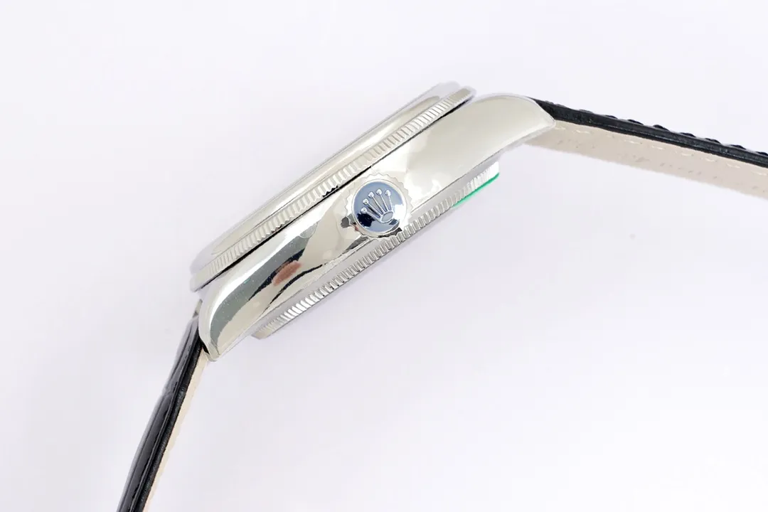 New product in 2023, EW Rolex Cellini Moon Phase 39 1⃣️ is equipped with 3195 automatic winding movement, quick-adjusting hour hand, quick-adjusting moon phase, and the functions are authentic. 2⃣️Integrated middle case, screw-in bottom cover and winding crown. 3⃣️The structural dimensions and thickness are the same as the original ones, with a diameter of 39 mm and a thickness of 12.5 mm. 4⃣️Domed sapphire glass, top-notch Italian fully-wrapped cowhide leather straps, synchronizing the timing, thickness, and structure with the original.