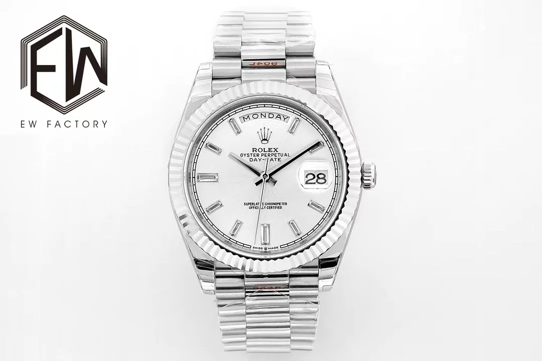 【High-end replica】💰1300! 【Top Replica】💰Private chat! Rolex Day-Date 40 [Upgraded to the new 3255 all-in-one machine] 1⃣️ Sapphire mirror, calendar 2.5x magnifying glass, the effect is synchronized with the original version. 2⃣️Oyster case structure, integrated middle case, screw-in bottom cover and winding crown. 3⃣️The structural dimensions and thickness are the same as the original ones, with a diameter of 40 mm and a thickness of 12 mm. 4⃣️ Equipped with 3255 integrated movement, the time adjustment, thickness and structure are synchronized with the original version. Picture shooting Wei's top replica real shot!
