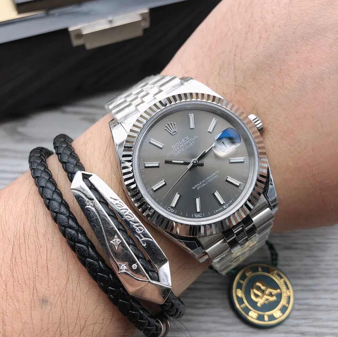 Rolex ROLEX 🎮 Datejust 1:1 original mold opening, equipped with 3235 movement, size 39.5*12.5mm, the latest 6-digit crown small logo. 904L stainless steel case is carefully polished and strictly controlled to ensure that the version is in place. The crown continues the waterproof system of the lock, just like the original. 🎮The elegant solid link strap is also made of 904L stainless steel. It is full of texture and comfortable to wear. The buckle is the same as the original one and has a 5mm easy-adjustable link exhibition system. The watch mirror is made of sapphire and is scratch-resistant and waterproof to 50 meters. Each watch is strictly tested before leaving the factory to ensure quality! 🎮Sanjie exquisitely recommends men’s mechanical watches. SJ carefully creates ultra-realistic photo shoots for you.