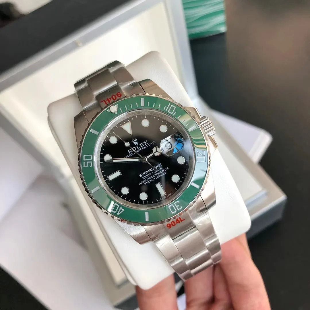 Rolex Submariner - the brightest star in the night sky. The appearance details of the built-in new Citizen movement are consistent with the original. The 2020 official synchronized new model Submariner [color] Citizen Submariner is on the occasion of the replacement of the Submariner calendar type. At the same time, GD quality control has further perfected the interpretation of Citizen watches! Redefine the quality and value standards of Citizen watches! GD quality control will work with elite accessories manufacturers to strictly inspect and select, and is committed to making more perfect Citizen watches! This time, the details of the Submariner are meticulously studied and multi-layered quality control is carried out. The specific details are as follows: 1. Large factory surface: The GD Submariner surface is friendly and cared for by the top factory in the industry. The radial pattern focusing effect on the disk surface is synchronized with the original. The logo and font on the disk are guaranteed to be comparable to the original ones. The scale and rounded corners are polished with exquisite craftsmanship! The scales are filled with imported luminous powder. The magnifying glass detects the roundness and fullness. It has super luminous effect and strong durability. ⚠️ The scales under luminous light are pure and not mixed with any stains. You are welcome to compare with the original ones from major manufacturers. 2. Original calendar: The only corrected original calendar font of the Citizen movement in the market. The only calendar font in its class is consistent with the original product. ⚠️ Please use a magnifying glass to compare the details of the calendar font! The blue-coated magnifying glass is the only synchronous original in its class in terms of its magnification factor, distance from the case, and other details. 3. Three codes in one: the entire network has the same original shipping accessories, that is, the three models and numbers of the watch, warranty card, and hangtag are the same, and there is no duplication. 4. The original ring: the milky white luminous pearl of the ceramic ring has super luminous, luminous effects, and non-luminous normal color are consistent with the original; the ring scale is filled with top-notch mercury, the first of its kind. 5. Movement guarantee: Since the GD factory has focused on Citizen movements, it has promised to eliminate the phenomenon of old machines being adulterated and shoddy! GD quality control will simultaneously screen the movement and debug it before leaving the factory! ⚠️ Please look for the exclusive quality of GD products