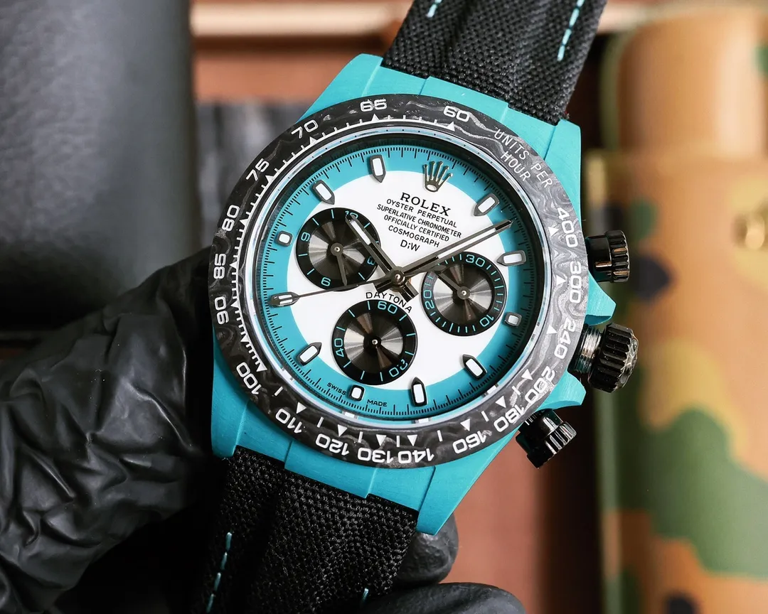 【Top replica】💰6500! The carbon fiber customized version of the TW Factory ROLEX Universe Chronograph Daytona series, the watch is not only light to wear, but also hard in appearance. And each watch has a unique carbon fiber pattern material. [Case] ​​The size of the watch is 40X12.4, which is consistent with the original. The strength of the Tw factory casts the unique style of carbon fiber Rolex. Unique to the market, the entire case, bezel and bottom cover are made of high-composite carbon fiber and super luminous powder. The details are hand-chamfered and polished. The texture is extraordinary. [Strap Buckle] The strap is made of artificial fiber woven straps, which is breathable, comfortable and soft in texture. [Movement] Using the latest accurate and mature 4801 movement (the functional thickness is the same as 4130), it perfectly realizes powerful functions and is the king of cost performance! ! !