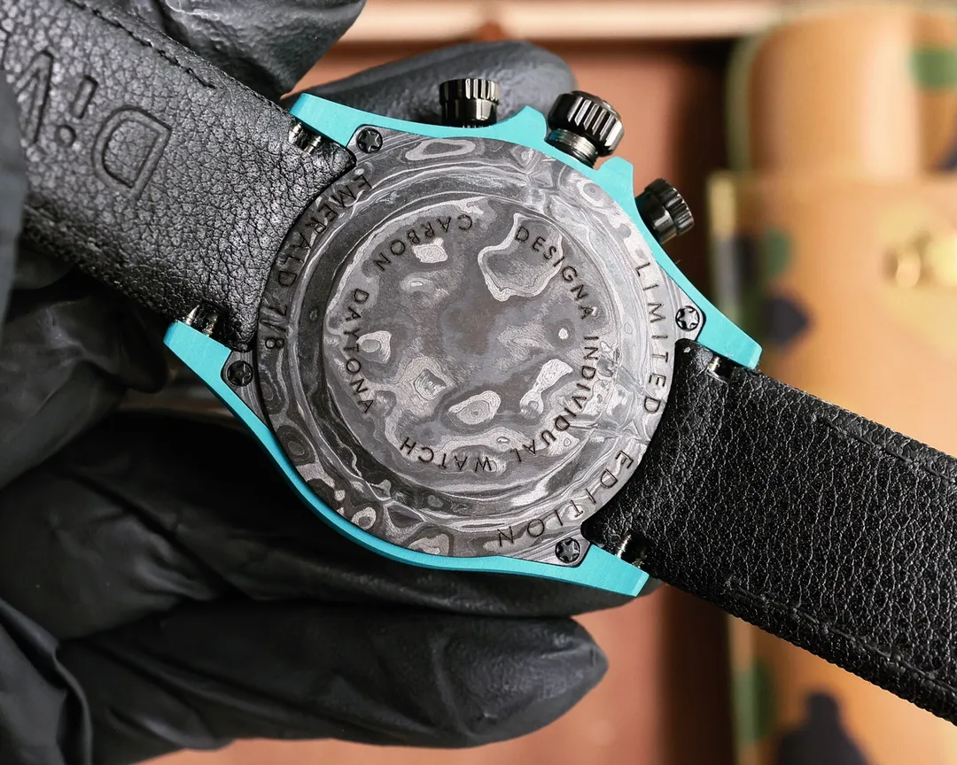 【Top replica】💰6500! The carbon fiber customized version of the TW Factory ROLEX Universe Chronograph Daytona series, the watch is not only light to wear, but also hard in appearance. And each watch has a unique carbon fiber pattern material. [Case] ​​The size of the watch is 40X12.4, which is consistent with the original. The strength of the Tw factory casts the unique style of carbon fiber Rolex. Unique to the market, the entire case, bezel and bottom cover are made of high-composite carbon fiber and super luminous powder. The details are hand-chamfered and polished. The texture is extraordinary. [Strap Buckle] The strap is made of artificial fiber woven straps, which is breathable, comfortable and soft in texture. [Movement] Using the latest accurate and mature 4801 movement (the functional thickness is the same as 4130), it perfectly realizes powerful functions and is the king of cost performance! ! !