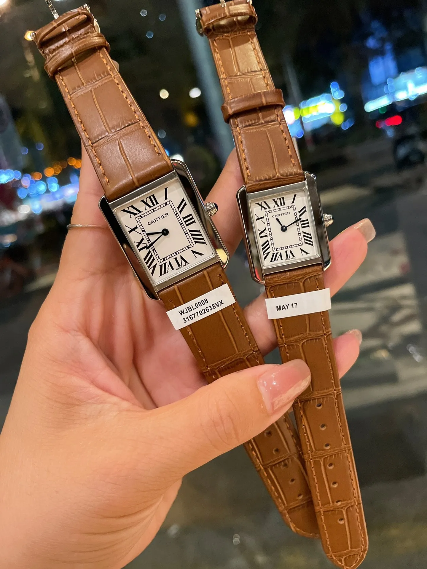 Cartier tank series retro watch TANK tank series! The lettering adopts three-dimensional protrusion, 316L stainless steel version, couple watch, imported Swiss movement, three codes in one. Medium size 27MMX34MM, small size 24MMX31MM. The details are polished, the color of the hands, the curvature of the handle, the original pebbled leather belt, the original stainless steel belt, with sticker code, color distribution: white shell, gold shell, rose gold shell, strap colors are complete! Imported Swiss movement, Sapphire TankSolo’s ingenuity is worth owning!