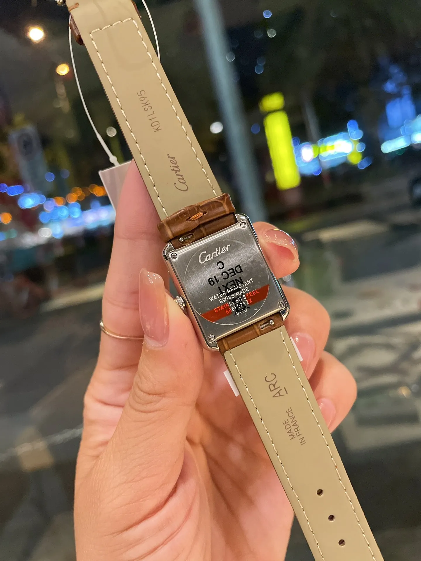 Cartier tank series retro watch TANK tank series! The lettering adopts three-dimensional protrusion, 316L stainless steel version, couple watch, imported Swiss movement, three codes in one. Medium size 27MMX34MM, small size 24MMX31MM. The details are polished, the color of the hands, the curvature of the handle, the original pebbled leather belt, the original stainless steel belt, with sticker code, color distribution: white shell, gold shell, rose gold shell, strap colors are complete! Imported Swiss movement, Sapphire TankSolo’s ingenuity is worth owning!