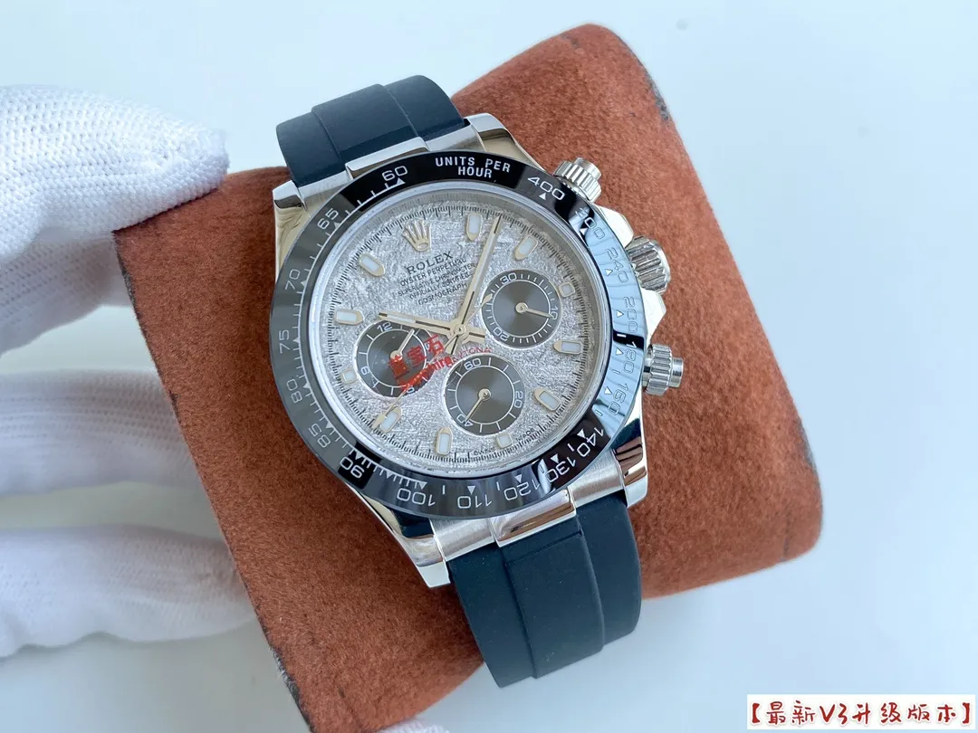 【Foreign trade import】💰2400! Rolex Daytona series [Movement] adopts Swiss 2836 movement [Case] ​​43mmX13mm [Dial] The function dial font and the dial logo adopt an overlay printing process, and there will be a slight bulge when viewed from the side. The background texture of the disk has been filtered and corrected countless times to ensure that it is 100% consistent with the original. The Rolex metal LOGO on it is molded separately. Whether it is three-dimensional or round, it can PK the original easy-to-read Chroma light luminous display with long-lasting luminous material. [Watch Mirror] Flat sapphire crystal glass is scratch-resistant, the effect will never be ghosted, and it is consistent with the original product. [Buckle] It is made of imported 316 steel and polished from 1:1 parts. The inner side is sanded and corroded with the Rolex steel seal. The outer watch buckle safety ring is exactly the same as the original one. 🔥Top product, high quality products constantly🔥