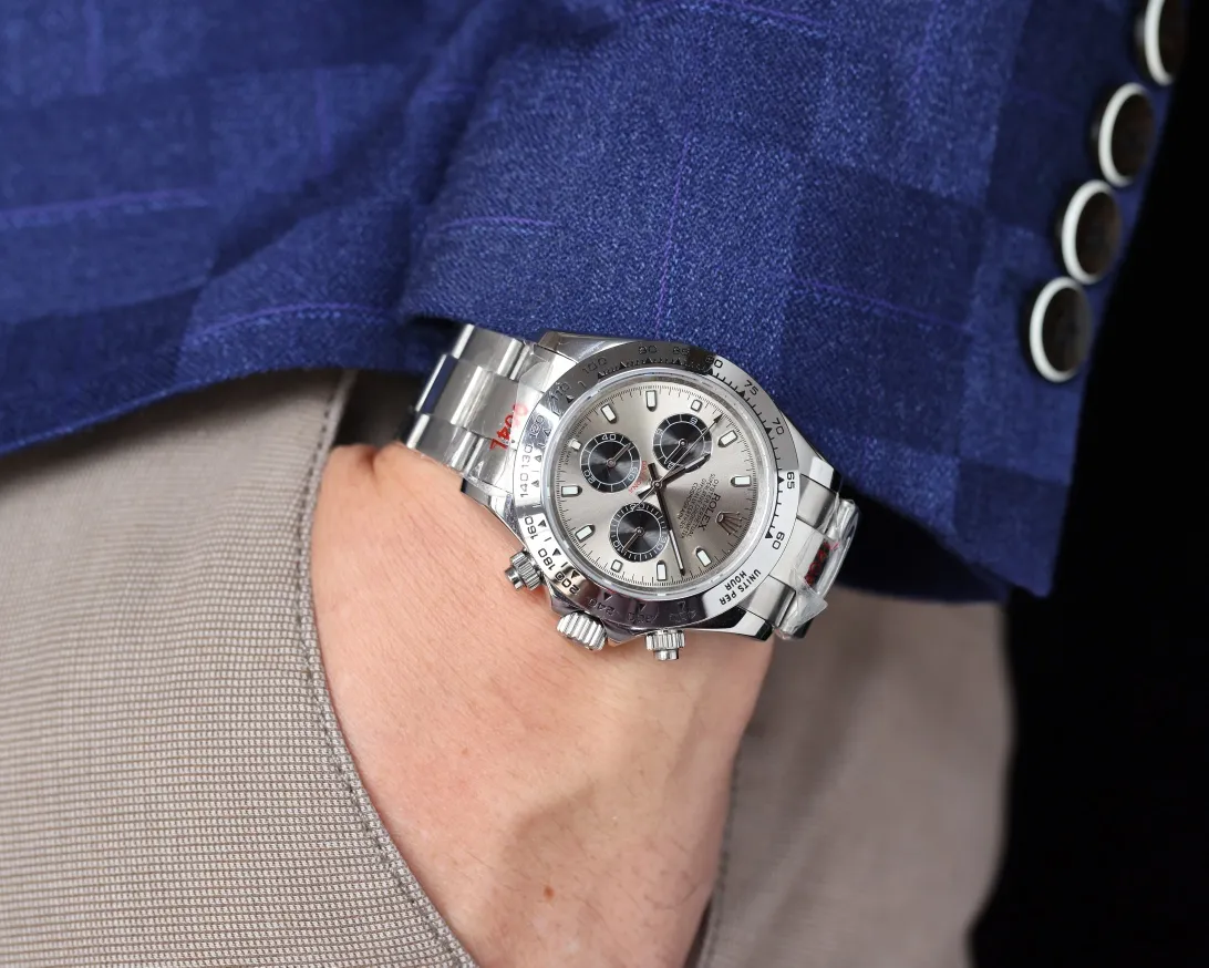 【High-end replica】💰1160! Rolex Daytona Series [Movement] Adopts the imported Japanese Citizen 8215 fully automatic mechanical movement [Case] ​​40mmX13mm deep black ceramic solid outer ring with speed scale (using real ceramic technology, non-scratchable, never faded, texture consistent with the original) [Dial] The function dial font and the dial logo are superimposed on the printing process, and there will be a slight bulge when viewed from the side. The background texture of the disk has been filtered and corrected countless times to ensure that it is 100% consistent with the original. The Rolex metal LOGO on it is separately molded, and it can be compared to the original in terms of three-dimensionality and roundness. The easy-to-read Chroma light luminous display is equipped with long-lasting luminous material. [Mirror] Flat sapphire crystal glass is scratch-resistant, and the effect will never be ghosted, consistent with the original product. (Six-digit Rolex's unique anti-counterfeiting mark, small crown) [Buckle] Made of imported 316 steel and polished from 1:1 parts. The inner side of the brush has a corroded Rolex steel seal and an external buckle safety ring that is exactly the same as the original one.