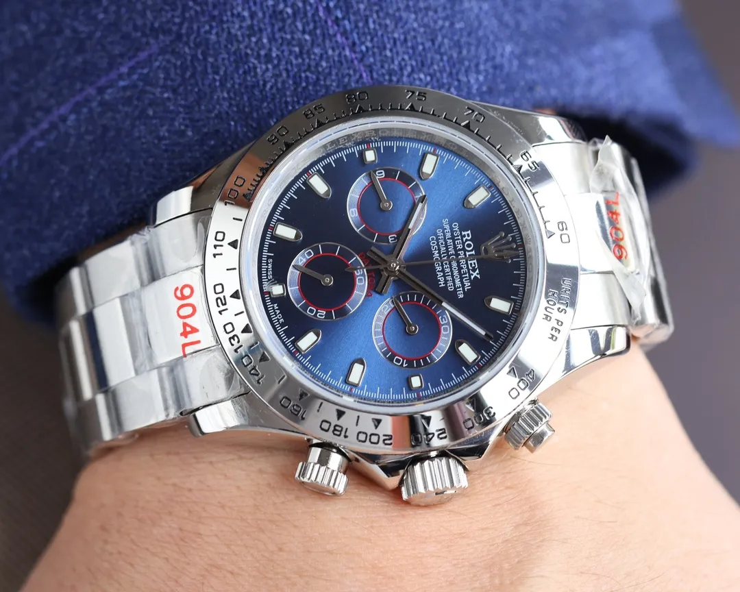 【High-end replica】💰1160! Rolex Daytona Series [Movement] Adopts the imported Japanese Citizen 8215 fully automatic mechanical movement [Case] ​​40mmX13mm deep black ceramic solid outer ring with speed scale (using real ceramic technology, non-scratchable, never faded, texture consistent with the original) [Dial] The function dial font and the dial logo are superimposed on the printing process, and there will be a slight bulge when viewed from the side. The background texture of the disk has been filtered and corrected countless times to ensure that it is 100% consistent with the original. The Rolex metal LOGO on it is separately molded, and it can be compared to the original in terms of three-dimensionality and roundness. The easy-to-read Chroma light luminous display is equipped with long-lasting luminous material. [Mirror] Flat sapphire crystal glass is scratch-resistant, and the effect will never be ghosted, consistent with the original product. (Six-digit Rolex's unique anti-counterfeiting mark, small crown) [Buckle] Made of imported 316 steel and polished from 1:1 parts. The inner side of the brush has a corroded Rolex steel seal and an external buckle safety ring that is exactly the same as the original one.