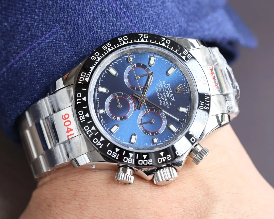【High-end replica】💰1160! Rolex Daytona Series [Movement] Adopts the imported Japanese Citizen 8215 fully automatic mechanical movement [Case] ​​40mmX13mm deep black ceramic solid outer ring with speed scale (using real ceramic technology, non-scratchable, never faded, texture consistent with the original) [Dial] The function dial font and the dial logo are superimposed on the printing process, and there will be a slight bulge when viewed from the side. The background texture of the disk has been filtered and corrected countless times to ensure that it is 100% consistent with the original. The Rolex metal LOGO on it is separately molded, and it can be compared to the original in terms of three-dimensionality and roundness. The easy-to-read Chroma light luminous display is equipped with long-lasting luminous material. [Mirror] Flat sapphire crystal glass is scratch-resistant, and the effect will never be ghosted, consistent with the original product. (Six-digit Rolex's unique anti-counterfeiting mark, small crown) [Buckle] Made of imported 316 steel and polished from 1:1 parts. The inner side of the brush has a corroded Rolex steel seal and an external buckle safety ring that is exactly the same as the original one.