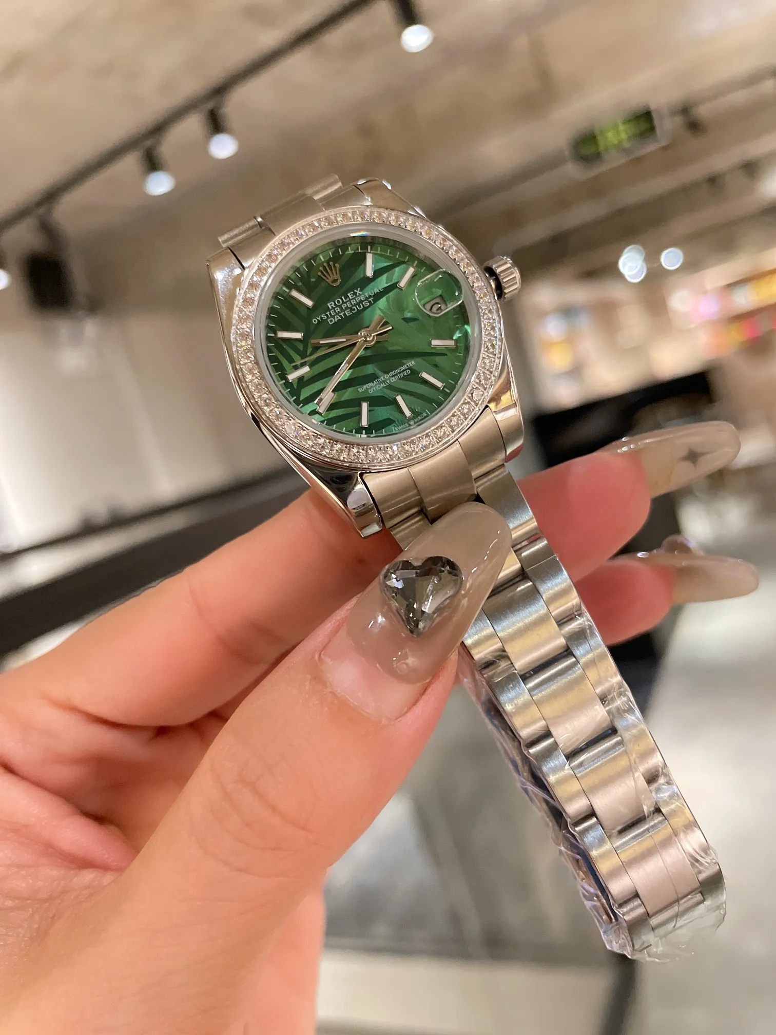 [High-end replica] 💰960 each! Rolex Datejust series classic women's model, solid three-bead steel belt-original press buckle, Xiaohongshu hot recommendation, the design shows the unique noble and elegant goddess temperament! The 316 stainless steel case is paired with Swarovski crystal diamonds and is inlaid by hand. Its feminine, high-end and not flashy style is widely loved by successful people. It has gradually gained popularity and is highly respected by ladies from all walks of life. Exquisite craftsmanship, combining nobility, elegance and unique temperament
