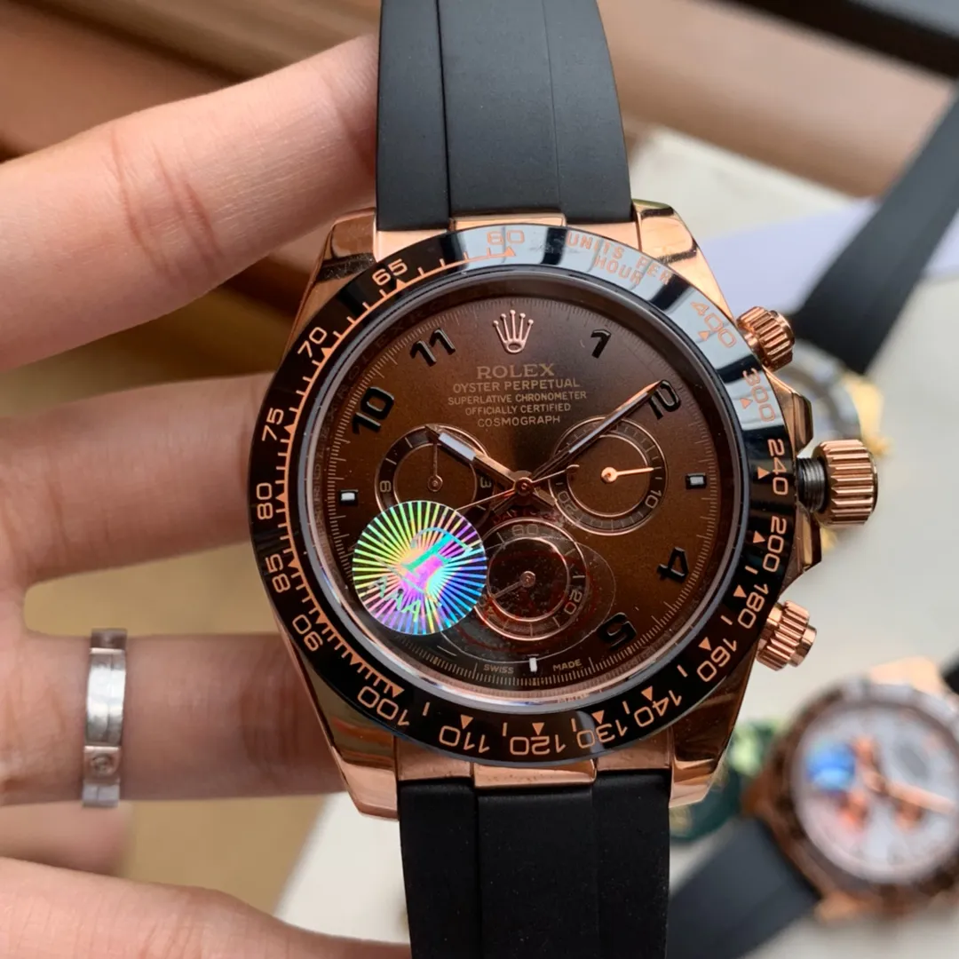 [Foreign Trade Import] 💰1280 White Porcelain Rose" "Digital Coffee" "White Porcelain Gold" Multi-functional and the most representative watch That is the "Daytona" classic 🀄️"Golden Classic" is not restricted by any clothing 👔 Matching All clothing can be matched and suitable for 🈴️ any occasion and will never go out of style 🏅️🏅️ F Factory V2 classic version has fully arrived. It has always been a "beat" target for the same level but has never been surpassed Meet various challenges with excellent quality and welcome repeat customers 🈵️🈵️ [Rolex Cosmograph Daytona Series] [Movement] Using a customized three-eye enlarged version of the fully automatic mechanical movement to make the distance between the three function disks the same as the original [Case] 43mm The texture is consistent with the original) [Dial] The function dial font and the dial logo are superimposed and printed, and they will feel slightly raised when viewed from the side. The background texture of the dial has been filtered and corrected countless times to ensure that it is 100% consistent with the original. The Rolex metal LOGO on it is individually molded, and it can be compared to the original in terms of three-dimensionality and roundness. Easy-to-read Chroma light luminous display with long-lasting luminous material [Mirror] Flat sapphire crystal glass Anti-scratch, the effect will never be ghosted, consistent with the original product. ⚠️⚠️ (Six-digit Rolex unique anti-counterfeiting mark, small crown👑) [Buckle] Made of imported 316 steel and polished in 1:1 parts. The inner side is sanded and corroded with the Rolex stamp. The external buckle safety ring is exactly the same as the original one. ⌚️⌚️ Produced by Factory F. Perfect in every detail.