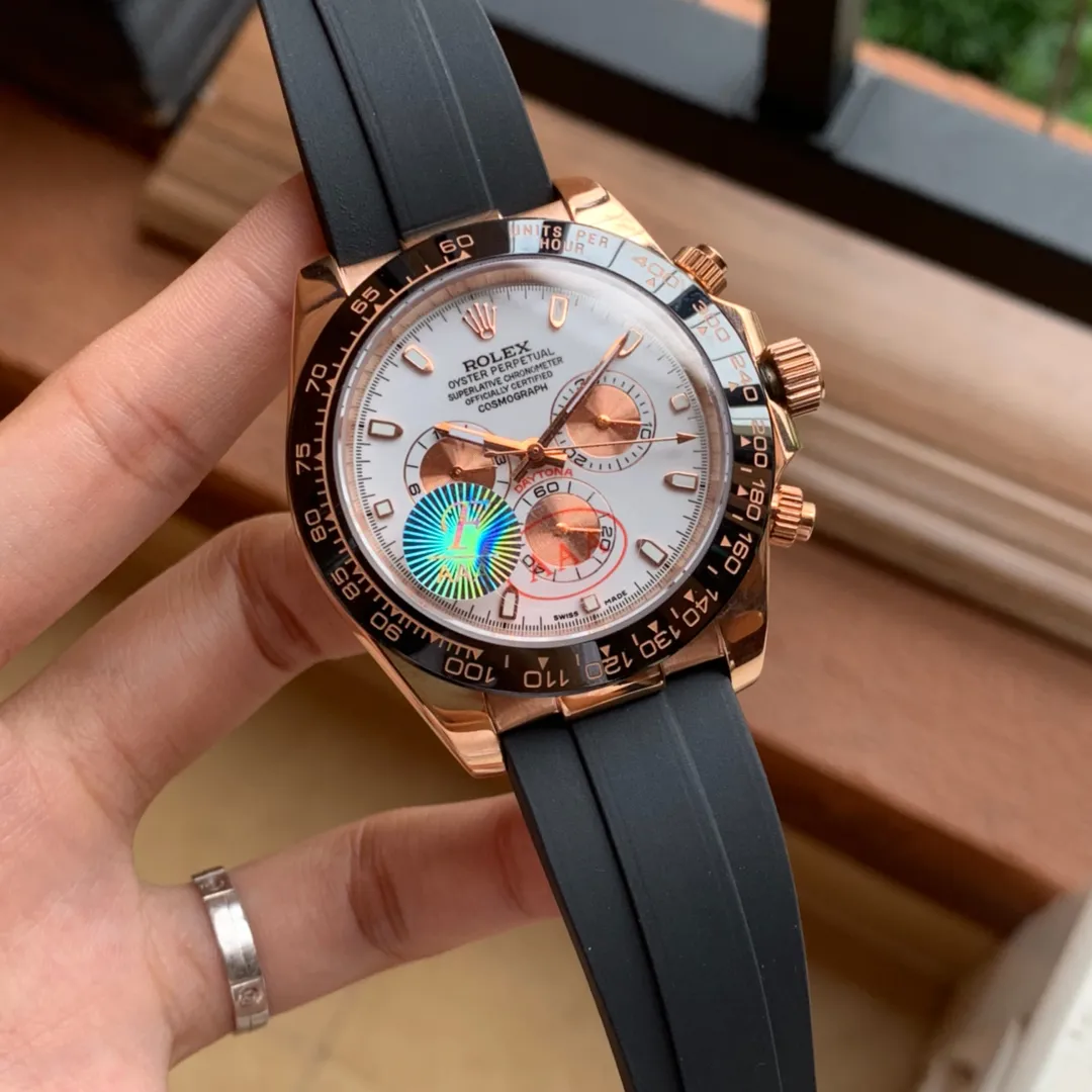 [Foreign Trade Import] 💰1280 White Porcelain Rose" "Digital Coffee" "White Porcelain Gold" Multi-functional and the most representative watch That is the "Daytona" classic 🀄️"Golden Classic" is not restricted by any clothing 👔 Matching All clothing can be matched and suitable for 🈴️ any occasion and will never go out of style 🏅️🏅️ F Factory V2 classic version has fully arrived. It has always been a "beat" target for the same level but has never been surpassed Meet various challenges with excellent quality and welcome repeat customers 🈵️🈵️ [Rolex Cosmograph Daytona Series] [Movement] Using a customized three-eye enlarged version of the fully automatic mechanical movement to make the distance between the three function disks the same as the original [Case] 43mm The texture is consistent with the original) [Dial] The function dial font and the dial logo are superimposed and printed, and they will feel slightly raised when viewed from the side. The background texture of the dial has been filtered and corrected countless times to ensure that it is 100% consistent with the original. The Rolex metal LOGO on it is individually molded, and it can be compared to the original in terms of three-dimensionality and roundness. Easy-to-read Chroma light luminous display with long-lasting luminous material [Mirror] Flat sapphire crystal glass Anti-scratch, the effect will never be ghosted, consistent with the original product. ⚠️⚠️ (Six-digit Rolex unique anti-counterfeiting mark, small crown👑) [Buckle] Made of imported 316 steel and polished in 1:1 parts. The inner side is sanded and corroded with the Rolex stamp. The external buckle safety ring is exactly the same as the original one. ⌚️⌚️ Produced by Factory F. Perfect in every detail.