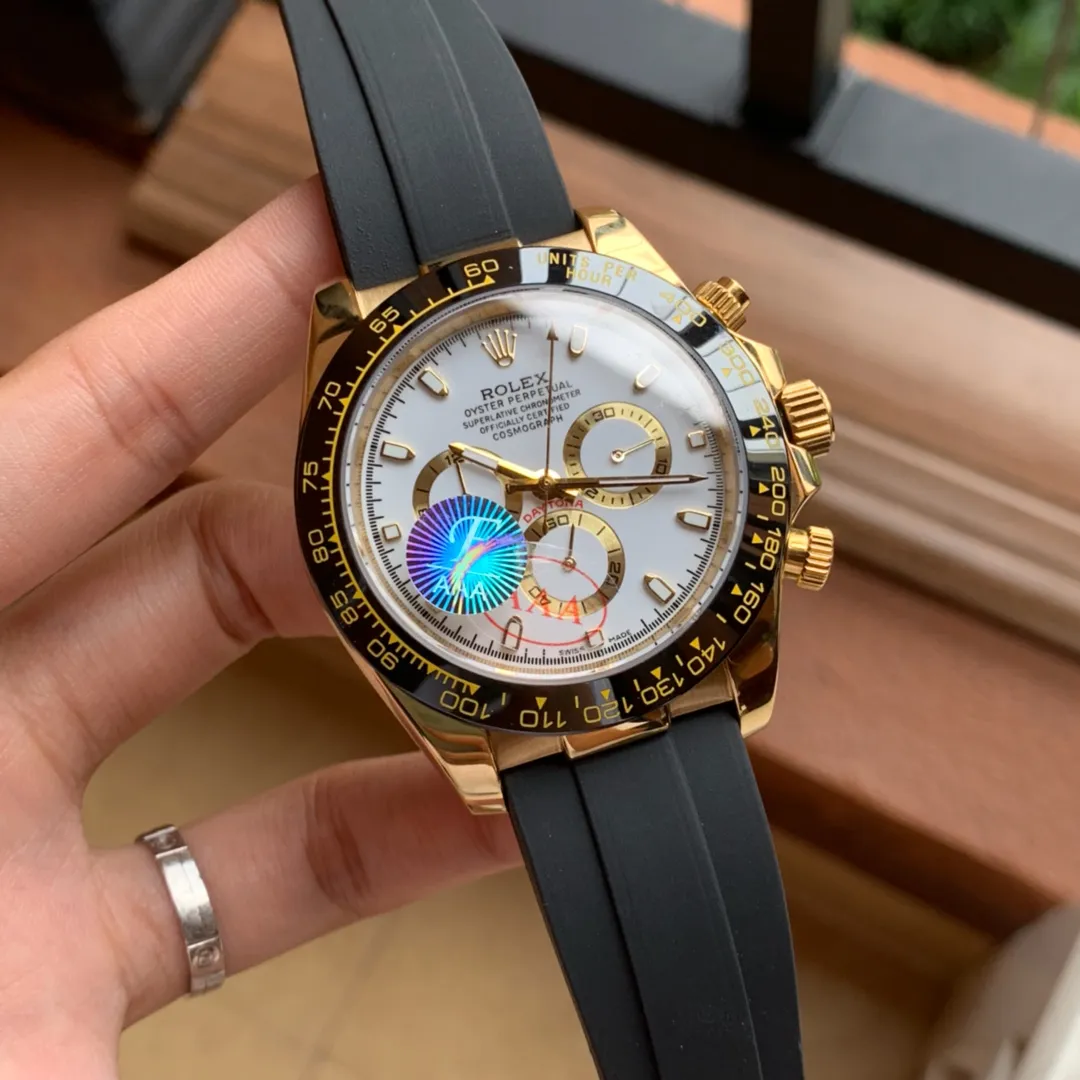 [Foreign Trade Import] 💰1280 White Porcelain Rose" "Digital Coffee" "White Porcelain Gold" Multi-functional and the most representative watch That is the "Daytona" classic 🀄️"Golden Classic" is not restricted by any clothing 👔 Matching All clothing can be matched and suitable for 🈴️ any occasion and will never go out of style 🏅️🏅️ F Factory V2 classic version has fully arrived. It has always been a "beat" target for the same level but has never been surpassed Meet various challenges with excellent quality and welcome repeat customers 🈵️🈵️ [Rolex Cosmograph Daytona Series] [Movement] Using a customized three-eye enlarged version of the fully automatic mechanical movement to make the distance between the three function disks the same as the original [Case] 43mm The texture is consistent with the original) [Dial] The function dial font and the dial logo are superimposed and printed, and they will feel slightly raised when viewed from the side. The background texture of the dial has been filtered and corrected countless times to ensure that it is 100% consistent with the original. The Rolex metal LOGO on it is individually molded, and it can be compared to the original in terms of three-dimensionality and roundness. Easy-to-read Chroma light luminous display with long-lasting luminous material [Mirror] Flat sapphire crystal glass Anti-scratch, the effect will never be ghosted, consistent with the original product. ⚠️⚠️ (Six-digit Rolex unique anti-counterfeiting mark, small crown👑) [Buckle] Made of imported 316 steel and polished in 1:1 parts. The inner side is sanded and corroded with the Rolex stamp. The external buckle safety ring is exactly the same as the original one. ⌚️⌚️ Produced by Factory F. Perfect in every detail.