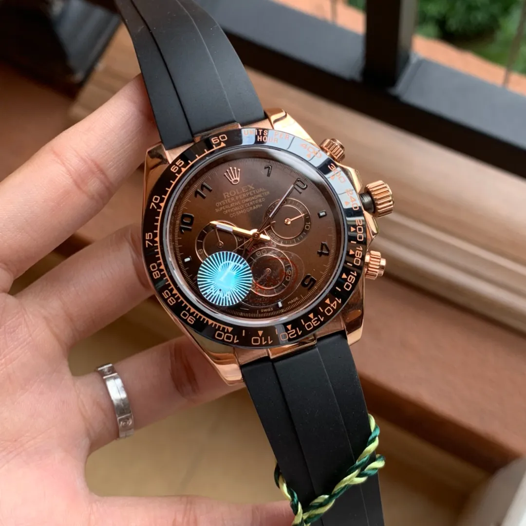 [Foreign Trade Import] 💰1280 White Porcelain Rose" "Digital Coffee" "White Porcelain Gold" Multi-functional and the most representative watch That is the "Daytona" classic 🀄️"Golden Classic" is not restricted by any clothing 👔 Matching All clothing can be matched and suitable for 🈴️ any occasion and will never go out of style 🏅️🏅️ F Factory V2 classic version has fully arrived. It has always been a "beat" target for the same level but has never been surpassed Meet various challenges with excellent quality and welcome repeat customers 🈵️🈵️ [Rolex Cosmograph Daytona Series] [Movement] Using a customized three-eye enlarged version of the fully automatic mechanical movement to make the distance between the three function disks the same as the original [Case] 43mm The texture is consistent with the original) [Dial] The function dial font and the dial logo are superimposed and printed, and they will feel slightly raised when viewed from the side. The background texture of the dial has been filtered and corrected countless times to ensure that it is 100% consistent with the original. The Rolex metal LOGO on it is individually molded, and it can be compared to the original in terms of three-dimensionality and roundness. Easy-to-read Chroma light luminous display with long-lasting luminous material [Mirror] Flat sapphire crystal glass Anti-scratch, the effect will never be ghosted, consistent with the original product. ⚠️⚠️ (Six-digit Rolex unique anti-counterfeiting mark, small crown👑) [Buckle] Made of imported 316 steel and polished in 1:1 parts. The inner side is sanded and corroded with the Rolex stamp. The external buckle safety ring is exactly the same as the original one. ⌚️⌚️ Produced by Factory F. Perfect in every detail.