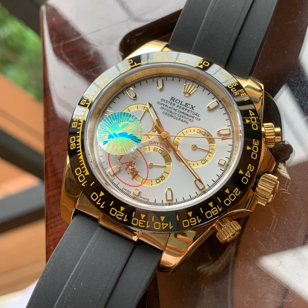 [Foreign Trade Import] 💰1280 White Porcelain Rose" "Digital Coffee" "White Porcelain Gold" Multi-functional and the most representative watch That is the "Daytona" classic 🀄️"Golden Classic" is not restricted by any clothing 👔 Matching All clothing can be matched and suitable for 🈴️ any occasion and will never go out of style 🏅️🏅️ F Factory V2 classic version has fully arrived. It has always been a "beat" target for the same level but has never been surpassed Meet various challenges with excellent quality and welcome repeat customers 🈵️🈵️ [Rolex Cosmograph Daytona Series] [Movement] Using a customized three-eye enlarged version of the fully automatic mechanical movement to make the distance between the three function disks the same as the original [Case] 43mm The texture is consistent with the original) [Dial] The function dial font and the dial logo are superimposed and printed, and they will feel slightly raised when viewed from the side. The background texture of the dial has been filtered and corrected countless times to ensure that it is 100% consistent with the original. The Rolex metal LOGO on it is individually molded, and it can be compared to the original in terms of three-dimensionality and roundness. Easy-to-read Chroma light luminous display with long-lasting luminous material [Mirror] Flat sapphire crystal glass Anti-scratch, the effect will never be ghosted, consistent with the original product. ⚠️⚠️ (Six-digit Rolex unique anti-counterfeiting mark, small crown👑) [Buckle] Made of imported 316 steel and polished in 1:1 parts. The inner side is sanded and corroded with the Rolex stamp. The external buckle safety ring is exactly the same as the original one. ⌚️⌚️ Produced by Factory F. Perfect in every detail.
