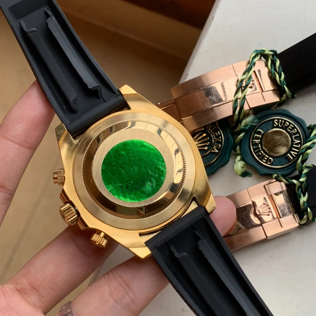 [Foreign Trade Import] 💰1280 White Porcelain Rose" "Digital Coffee" "White Porcelain Gold" Multi-functional and the most representative watch That is the "Daytona" classic 🀄️"Golden Classic" is not restricted by any clothing 👔 Matching All clothing can be matched and suitable for 🈴️ any occasion and will never go out of style 🏅️🏅️ F Factory V2 classic version has fully arrived. It has always been a "beat" target for the same level but has never been surpassed Meet various challenges with excellent quality and welcome repeat customers 🈵️🈵️ [Rolex Cosmograph Daytona Series] [Movement] Using a customized three-eye enlarged version of the fully automatic mechanical movement to make the distance between the three function disks the same as the original [Case] 43mm The texture is consistent with the original) [Dial] The function dial font and the dial logo are superimposed and printed, and they will feel slightly raised when viewed from the side. The background texture of the dial has been filtered and corrected countless times to ensure that it is 100% consistent with the original. The Rolex metal LOGO on it is individually molded, and it can be compared to the original in terms of three-dimensionality and roundness. Easy-to-read Chroma light luminous display with long-lasting luminous material [Mirror] Flat sapphire crystal glass Anti-scratch, the effect will never be ghosted, consistent with the original product. ⚠️⚠️ (Six-digit Rolex unique anti-counterfeiting mark, small crown👑) [Buckle] Made of imported 316 steel and polished in 1:1 parts. The inner side is sanded and corroded with the Rolex stamp. The external buckle safety ring is exactly the same as the original one. ⌚️⌚️ Produced by Factory F. Perfect in every detail.