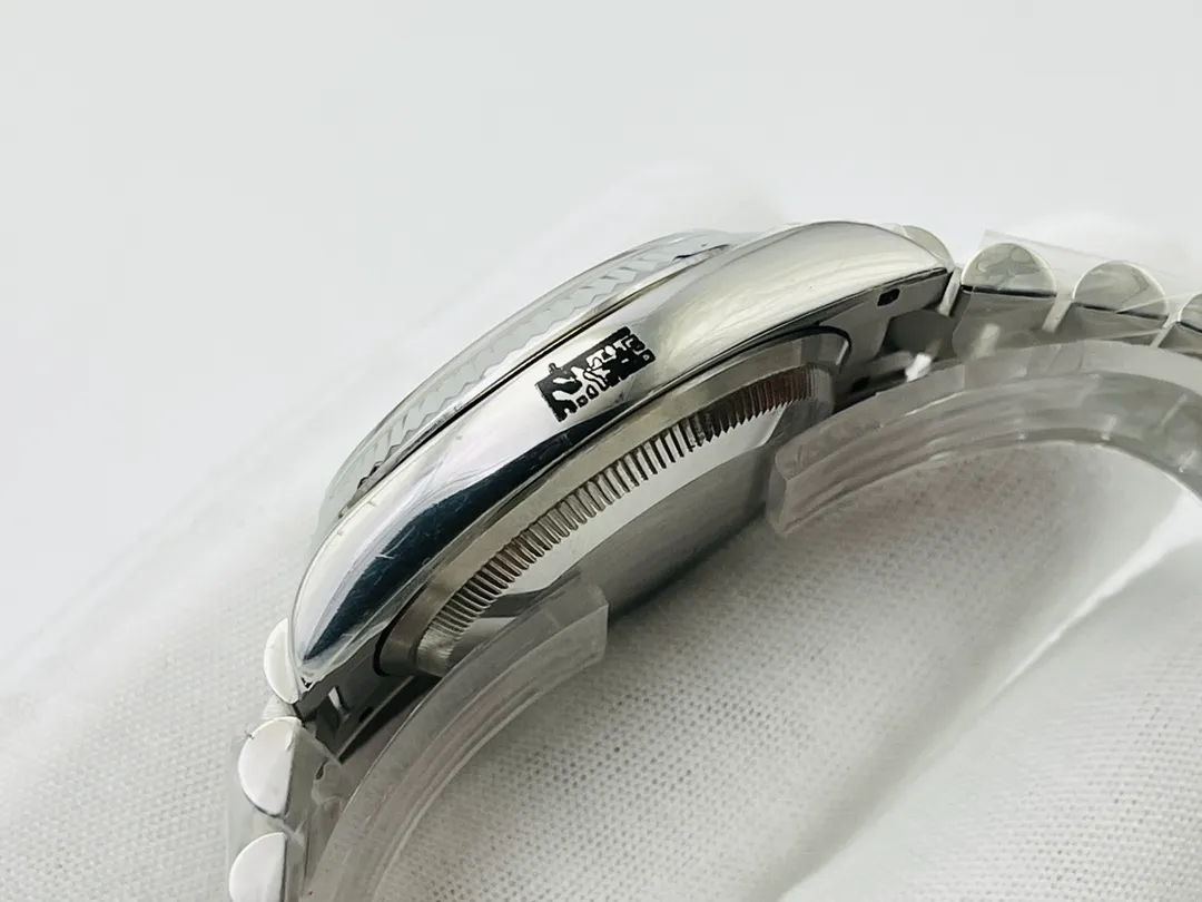 【High-end replica】💰1300! 【Customized all-in-one machine】💰1900! 【Top Replica】💰Private chat! Rolex DAY-DATE weekly diary series! Diameter 40, 36 mm, details: 1⃣️Perfect big day-small calendar disk, super luminous needle, double-bright sapphire glass, the watch case is made of fine steel and uses real K gold plating to solve the problem of darkening and fading of gold watches! 2⃣️ Equipped with 2836 movement machinery, zero repairs! 3⃣️[Watch strap] Head-shaped three-lattice arched link, the head piece is assembled in five pieces, the buckle engraving details are more in place, and the overall details are more delicate and comfortable! 4⃣️What’s more worth mentioning is that this updated version has solved the problem of three-dimensionality of the 12 o’clock Rolex Crown LOGO that has not been solved in previous versions. The literal printing three-dimensionality and the scale stone have abandoned the previous zircon and used Swarovski artificial crystal diamonds. No matter the cost, they only strive for perfection. It can be said that it is extremely attentive and perfectly demonstrates the spirit of craftsmanship. DR Factory redefines the highest quality Rolex, allowing you to buy it once and for all!