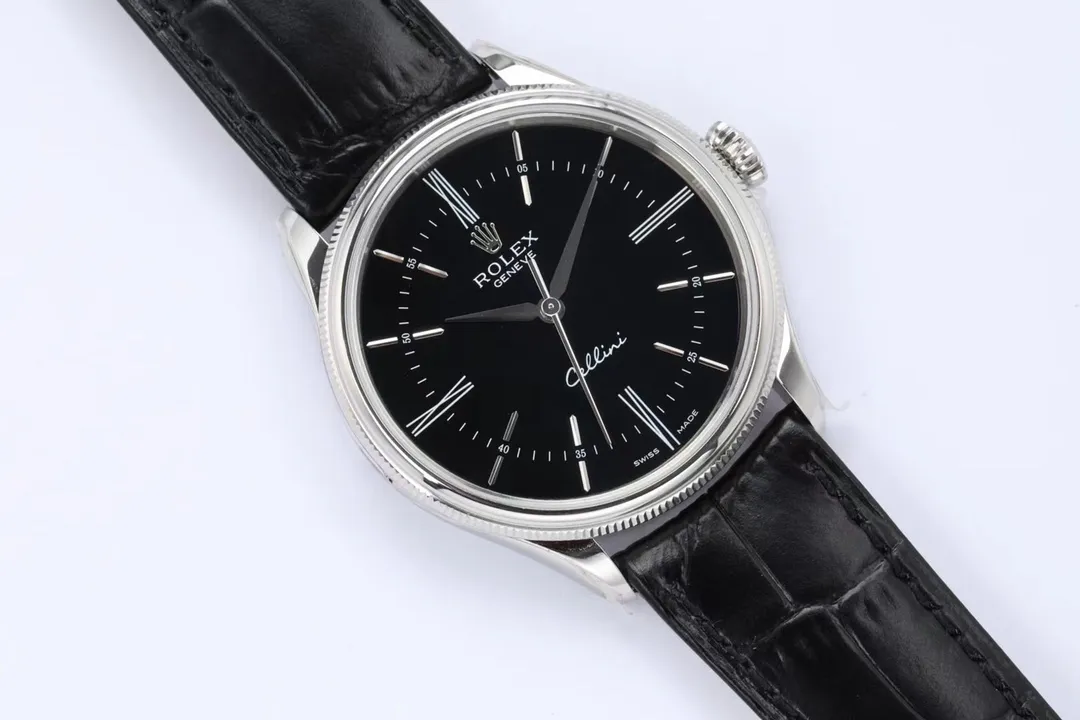 New product in 2023, EW Rolex Cellini Chrono 39 1⃣️ is equipped with 3132 automatic winding movement and has no redundant calendar files. 2⃣️Integrated middle case, screw-in bottom cover and winding crown. 3⃣️The structural dimensions and thickness are the same as the original ones, with a diameter of 39 mm and a thickness of 11.5 mm. 4⃣️Domed sapphire glass, top-notch Italian fully-wrapped cowhide leather straps, synchronizing the timing, thickness, and structure with the original.