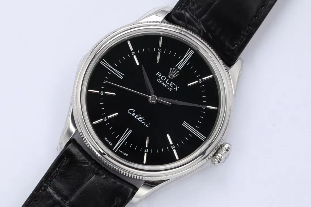 New product in 2023, EW Rolex Cellini Chrono 39 1⃣️ is equipped with 3132 automatic winding movement and has no redundant calendar files. 2⃣️Integrated middle case, screw-in bottom cover and winding crown. 3⃣️The structural dimensions and thickness are the same as the original ones, with a diameter of 39 mm and a thickness of 11.5 mm. 4⃣️Domed sapphire glass, top-notch Italian fully-wrapped cowhide leather straps, synchronizing the timing, thickness, and structure with the original.