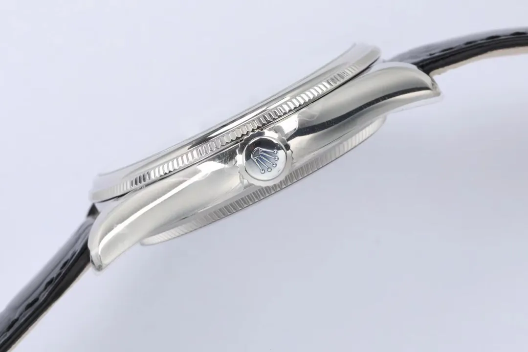 New product in 2023, EW Rolex Cellini Chrono 39 1⃣️ is equipped with 3132 automatic winding movement and has no redundant calendar files. 2⃣️Integrated middle case, screw-in bottom cover and winding crown. 3⃣️The structural dimensions and thickness are the same as the original ones, with a diameter of 39 mm and a thickness of 11.5 mm. 4⃣️Domed sapphire glass, top-notch Italian fully-wrapped cowhide leather straps, synchronizing the timing, thickness, and structure with the original.