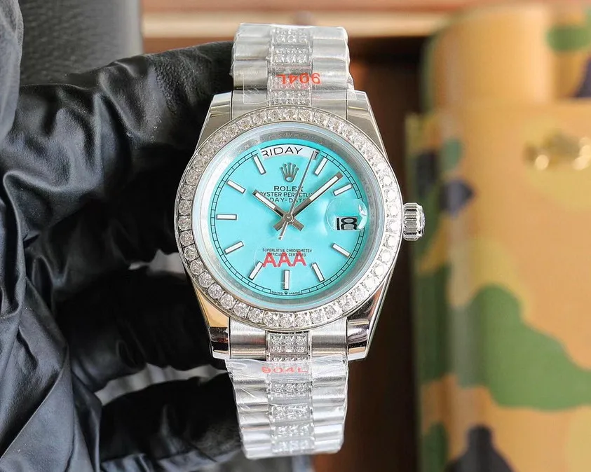 New product: Rolex’s top toy toy, if you don’t like fake street watches, he is definitely your best friend. Rolex's most classic Submariner Submariner was used as the prototype. After a second modification of the ring, it was then inlaid with top-quality natural stones. It is very shiny and extremely difficult. It is currently the most sparkling craftsmanship of the same material. The movement adopts a fully automatic mechanical movement, with super luminous characters. The tape is specially customized with a mold to make elbows, which completely fits the case. The 2cm flexible adjustment buckle inside the buckle makes it easy to adjust the size. Profession creates the future, once and for all. Size 40mm!