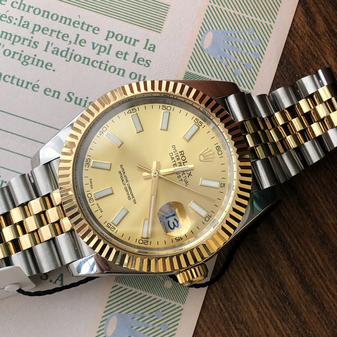 【High-end replica】💰1160! The original model of the Rolex Diary series is imported from Japan. The Citizen 8215 movement has a lifespan of 10 years. The size is 41mm in diameter. It is made of 904 stainless steel. It uses advanced electroplating. The original genuine product has one-to-one exquisite workmanship. It has imported sapphire glass. The strap and the case are interlaced and seamlessly connected. The thickness and curvature of the case are consistent with the original version. The font size and craftsmanship are the same as the original ones. The Taiwan factory creates high-quality products at affordable prices and is specially customized. It comes with a full set of original package configurations including (warranty card, instruction manual). The full set of packaging is consistent with the original product. Please look for the exclusive quality. The Datejust II is a member of the Rolex Oyster family. It inherits the characteristics of the Oyster Perpetual Datejust watch that came out in 1945. The Datejust II made its debut in 2009 and is the first choice for those who advocate classics and pursue innovation. This revisited classic watch has its own unique charm and is even more noble. The Datejust watch is a classic of modern watches. It is also the world's first waterproof, self-winding watch with a calendar display window on the dial. This was an unparalleled technological innovation at the time, and the Datejust got its name. The triangular fluted outer ring has always been recognized as the iconic design of Datejust watches, making Rolex Datejust watches the most recognizable watch. When the Oyster watch was born in 1926, the triangular pit pattern had a specific purpose: to tighten the outer ring to a fixed position on the case to ensure the watch's precise waterproof performance. The Oyster case plays an important role in the history of Rolex. The watch case gets its name because it can be sealed like an oyster shell. With two major inventions, the screw-in bottom cover and the screw-in waterproof winding crown, the watch can operate perfectly in water. The screw-down winding crown and the screw-down bottom cover of the case are the core of the Oyster watch. Invented by Rolex in 1953, the double locking mechanism ensures that the screw-in crown is completely waterproof, relying on two sealing areas located in the tube and crown. All Oyster models are equipped with this device and are water-resistant to 100 meters. The Oyster strap is the embodiment of perfect form, function, aesthetics and technology, exquisite and charming. Introduced in the late 1930s, this metal strap consists of three rows of wide, flat links. It is extremely strong and has always been the most widely used strap in the Oyster series. Influenced by the pioneer timepiece Datejust II, the Datejust II has a date window at 3 o’clock. The date changes instantly in just a few milliseconds in the early hours of the morning. The convex magnifying calendar window invented by Rolex in 1953 magnifies the date 2.5 times for easy reading.