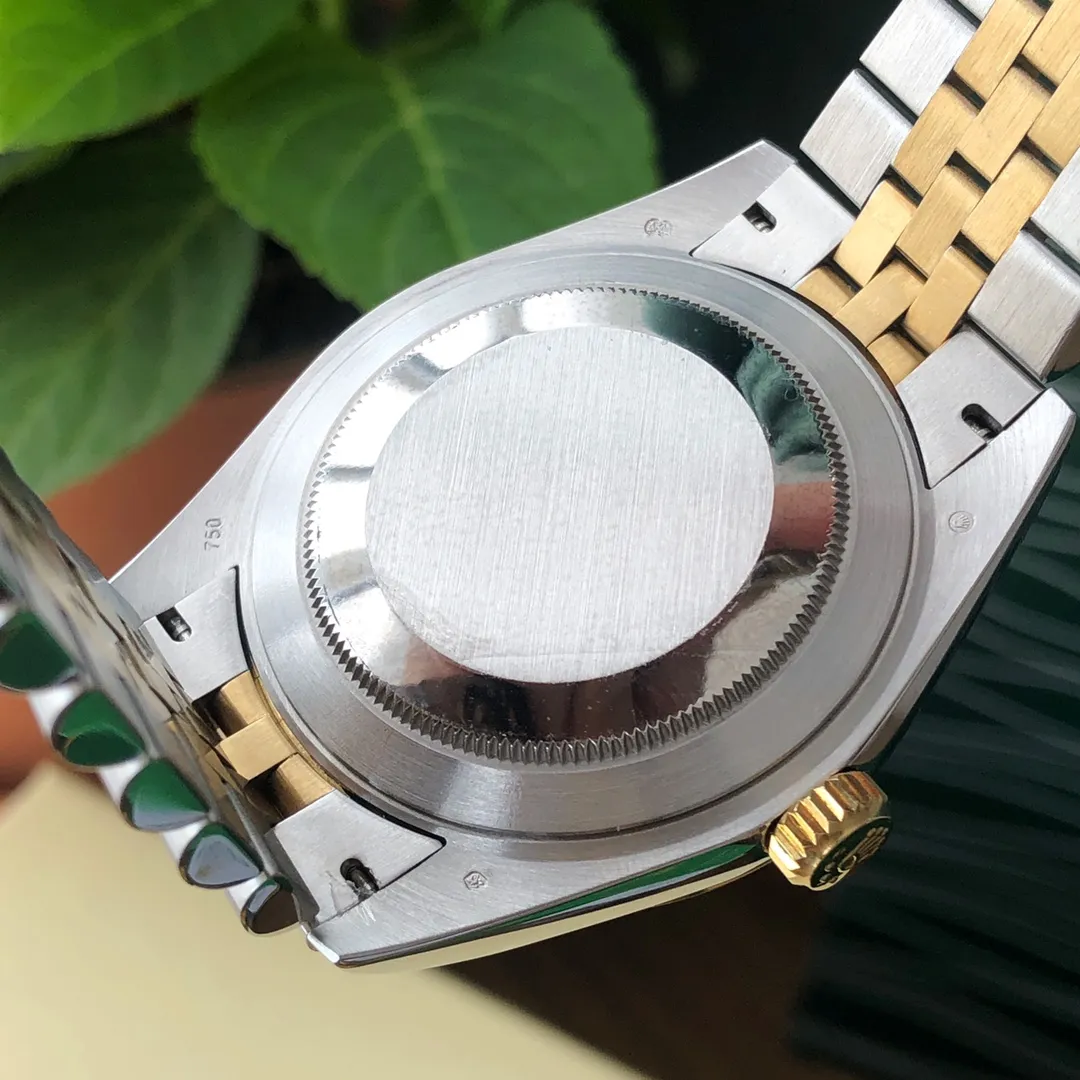 【High-end replica】💰1160! The original model of the Rolex Diary series is imported from Japan. The Citizen 8215 movement has a lifespan of 10 years. The size is 41mm in diameter. It is made of 904 stainless steel. It uses advanced electroplating. The original genuine product has one-to-one exquisite workmanship. It has imported sapphire glass. The strap and the case are interlaced and seamlessly connected. The thickness and curvature of the case are consistent with the original version. The font size and craftsmanship are the same as the original ones. The Taiwan factory creates high-quality products at affordable prices and is specially customized. It comes with a full set of original package configurations including (warranty card, instruction manual). The full set of packaging is consistent with the original product. Please look for the exclusive quality. The Datejust II is a member of the Rolex Oyster family. It inherits the characteristics of the Oyster Perpetual Datejust watch that came out in 1945. The Datejust II made its debut in 2009 and is the first choice for those who advocate classics and pursue innovation. This revisited classic watch has its own unique charm and is even more noble. The Datejust watch is a classic of modern watches. It is also the world's first waterproof, self-winding watch with a calendar display window on the dial. This was an unparalleled technological innovation at the time, and the Datejust got its name. The triangular fluted outer ring has always been recognized as the iconic design of Datejust watches, making Rolex Datejust watches the most recognizable watch. When the Oyster watch was born in 1926, the triangular pit pattern had a specific purpose: to tighten the outer ring to a fixed position on the case to ensure the watch's precise waterproof performance. The Oyster case plays an important role in the history of Rolex. The watch case gets its name because it can be sealed like an oyster shell. With two major inventions, the screw-in bottom cover and the screw-in waterproof winding crown, the watch can operate perfectly in water. The screw-down winding crown and the screw-down bottom cover of the case are the core of the Oyster watch. Invented by Rolex in 1953, the double locking mechanism ensures that the screw-in crown is completely waterproof, relying on two sealing areas located in the tube and crown. All Oyster models are equipped with this device and are water-resistant to 100 meters. The Oyster strap is the embodiment of perfect form, function, aesthetics and technology, exquisite and charming. Introduced in the late 1930s, this metal strap consists of three rows of wide, flat links. It is extremely strong and has always been the most widely used strap in the Oyster series. Influenced by the pioneer timepiece Datejust II, the Datejust II has a date window at 3 o’clock. The date changes instantly in just a few milliseconds in the early hours of the morning. The convex magnifying calendar window invented by Rolex in 1953 magnifies the date 2.5 times for easy reading.