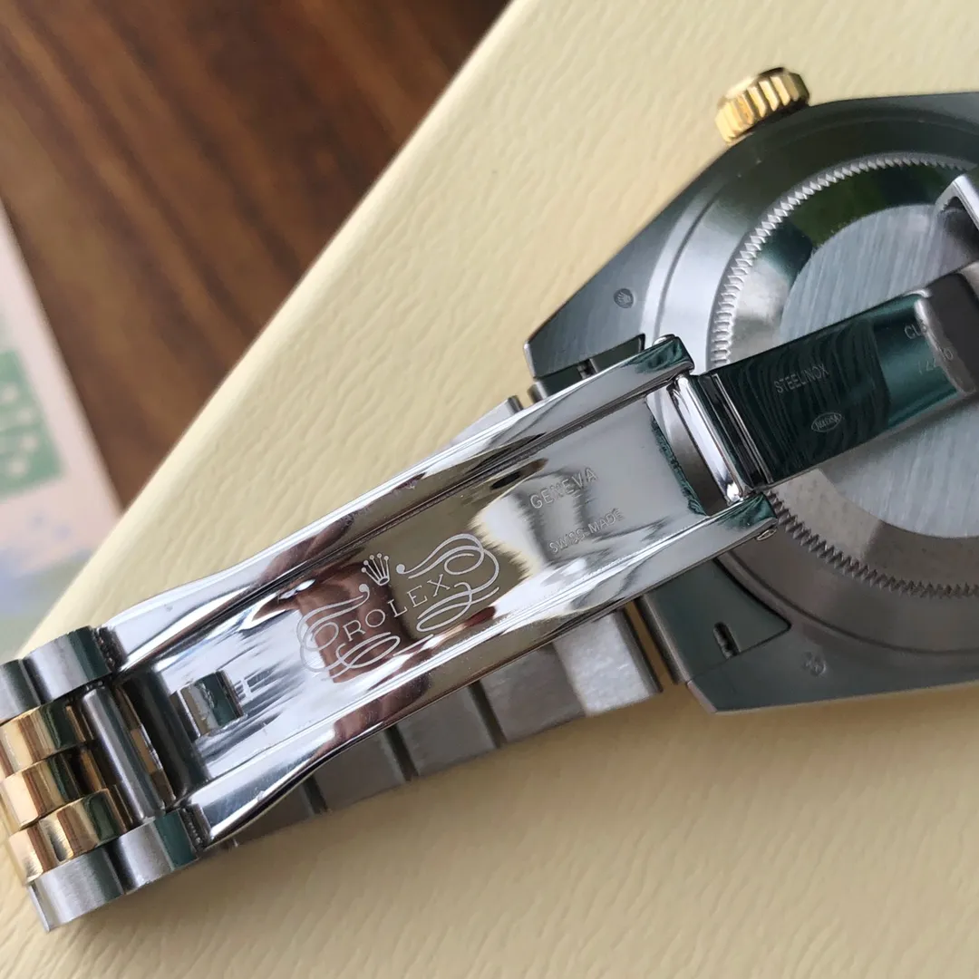 【High-end replica】💰1160! The original model of the Rolex Diary series is imported from Japan. The Citizen 8215 movement has a lifespan of 10 years. The size is 41mm in diameter. It is made of 904 stainless steel. It uses advanced electroplating. The original genuine product has one-to-one exquisite workmanship. It has imported sapphire glass. The strap and the case are interlaced and seamlessly connected. The thickness and curvature of the case are consistent with the original version. The font size and craftsmanship are the same as the original ones. The Taiwan factory creates high-quality products at affordable prices and is specially customized. It comes with a full set of original package configurations including (warranty card, instruction manual). The full set of packaging is consistent with the original product. Please look for the exclusive quality. The Datejust II is a member of the Rolex Oyster family. It inherits the characteristics of the Oyster Perpetual Datejust watch that came out in 1945. The Datejust II made its debut in 2009 and is the first choice for those who advocate classics and pursue innovation. This revisited classic watch has its own unique charm and is even more noble. The Datejust watch is a classic of modern watches. It is also the world's first waterproof, self-winding watch with a calendar display window on the dial. This was an unparalleled technological innovation at the time, and the Datejust got its name. The triangular fluted outer ring has always been recognized as the iconic design of Datejust watches, making Rolex Datejust watches the most recognizable watch. When the Oyster watch was born in 1926, the triangular pit pattern had a specific purpose: to tighten the outer ring to a fixed position on the case to ensure the watch's precise waterproof performance. The Oyster case plays an important role in the history of Rolex. The watch case gets its name because it can be sealed like an oyster shell. With two major inventions, the screw-in bottom cover and the screw-in waterproof winding crown, the watch can operate perfectly in water. The screw-down winding crown and the screw-down bottom cover of the case are the core of the Oyster watch. Invented by Rolex in 1953, the double locking mechanism ensures that the screw-in crown is completely waterproof, relying on two sealing areas located in the tube and crown. All Oyster models are equipped with this device and are water-resistant to 100 meters. The Oyster strap is the embodiment of perfect form, function, aesthetics and technology, exquisite and charming. Introduced in the late 1930s, this metal strap consists of three rows of wide, flat links. It is extremely strong and has always been the most widely used strap in the Oyster series. Influenced by the pioneer timepiece Datejust II, the Datejust II has a date window at 3 o’clock. The date changes instantly in just a few milliseconds in the early hours of the morning. The convex magnifying calendar window invented by Rolex in 1953 magnifies the date 2.5 times for easy reading.