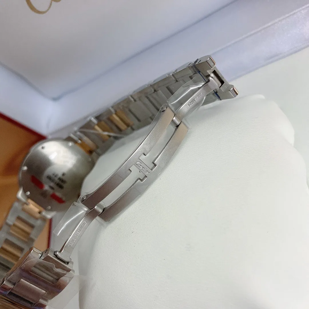 【High-end replica】💰1720! Cartier "Cartier" movement: Swiss imported quartz movement, original 1:1 replica 33MM, convex curved case, sapphire glass, guilloche dial, sword-shaped hands. In the world of Cartier watchmaking, the Ballon Bleu blue balloon watch is famous for its delicate style and elegant style.