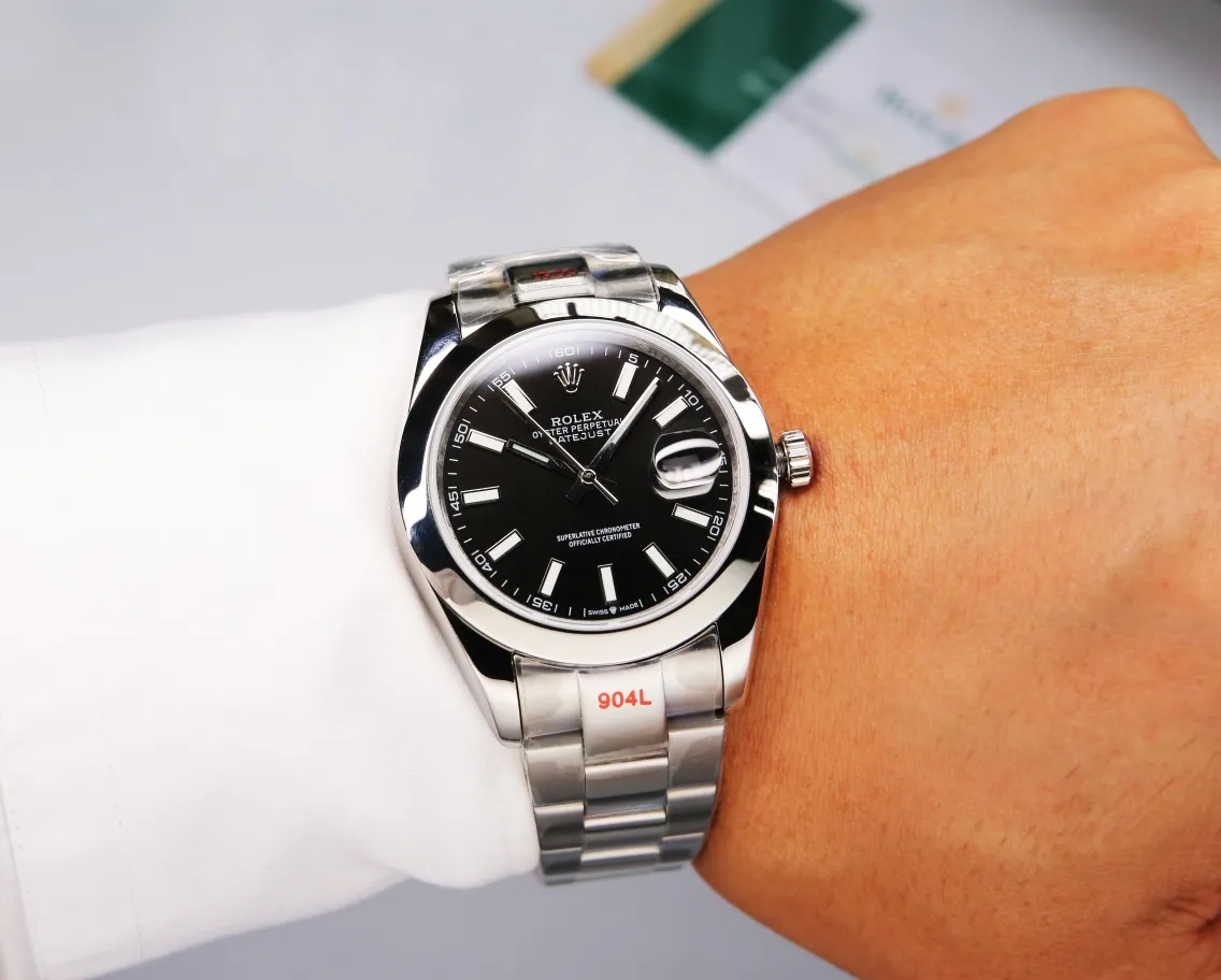 【High-end replica】💰1240! 【Customized all-in-one machine】💰1720! Rolex Oyster Perpetual Datejust 41mm series watches, timeless elegance! [Oyster case, symbol of waterproofing] The diameter of the watch is 41mm, the thickness is consistent with the original, and the data is consistent with the genuine product 1. Classic Oyster case with triangular grooved outer ring 2. The handle adopts a screw-in design to restore the double buckle lock dual waterproof system 3. Mirror material - wear-resistant and scratch-resistant sapphire mirror, anti-reflective convex magnification (2.5 times) calendar window [Strap details] Different watch models are matched with different steel straps 1. Commemorative strap Jubilee Bracelet (five-bead belt) Material: stainless steel, commemorative type, five-row link 2. Oyster bracelet Oyster Bracelet (3-bead belt). Material: Stainless steel, head-shaped, semi-circular three-row link 3. Buckle type Folding buckle, concealed folding crown buckle [Movement] Using the exquisite and stable Japanese 8215/9015 movement, it is steady and simple, reserved, showy but not flattering, long-lasting elegance! (Extreme reproduction requirements create high quality, playing with more than just concepts!) (Focus on original new machines) Focus is an attitude, produced by JH!