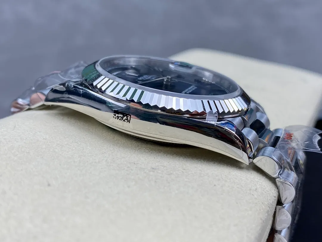 【High-end replica】💰1300! 【Customized all-in-one machine】💰1920! 【Top replica】💰4500! The Rolex Day-Date 40mm is really tight on the hand, the glass is transparent and the ring is sharp. You can play it as soon as you pick it up, and it feels very good.