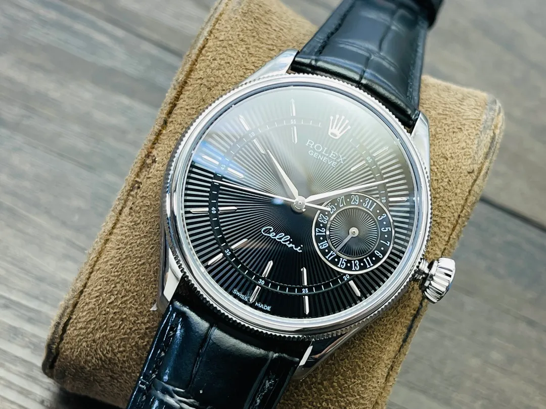 【Top replica】💰3300! Rolex Cellini Date! Coming strong! [Size] 39 mm, thickness 11.5 mm! [Movement] Equipped with a customized version of Rolex 3165 integrated movement, the large three-hand and small-hand calendar function are the same as the original version! [Case] ​​316L fine steel, top-grade thick gold plating + anti-oxidation protection, restoring the essence! [Literal] Manufacturing process of carving wavy bottom, the texture is super three-dimensional! [Pointer] Original top-notch flower batch craftsmanship! [Mirror] Sapphire glass crystal mirror! [Strap + Button] A soft American-like cowhide leather strap with clear knots and top-notch full hemming technology. It is the same as the original pin buckle for easy use! 2024's ingenious masterpiece creates an authentic experience and brings you a different authentic feeling. Welcome all watch friends to taste it!