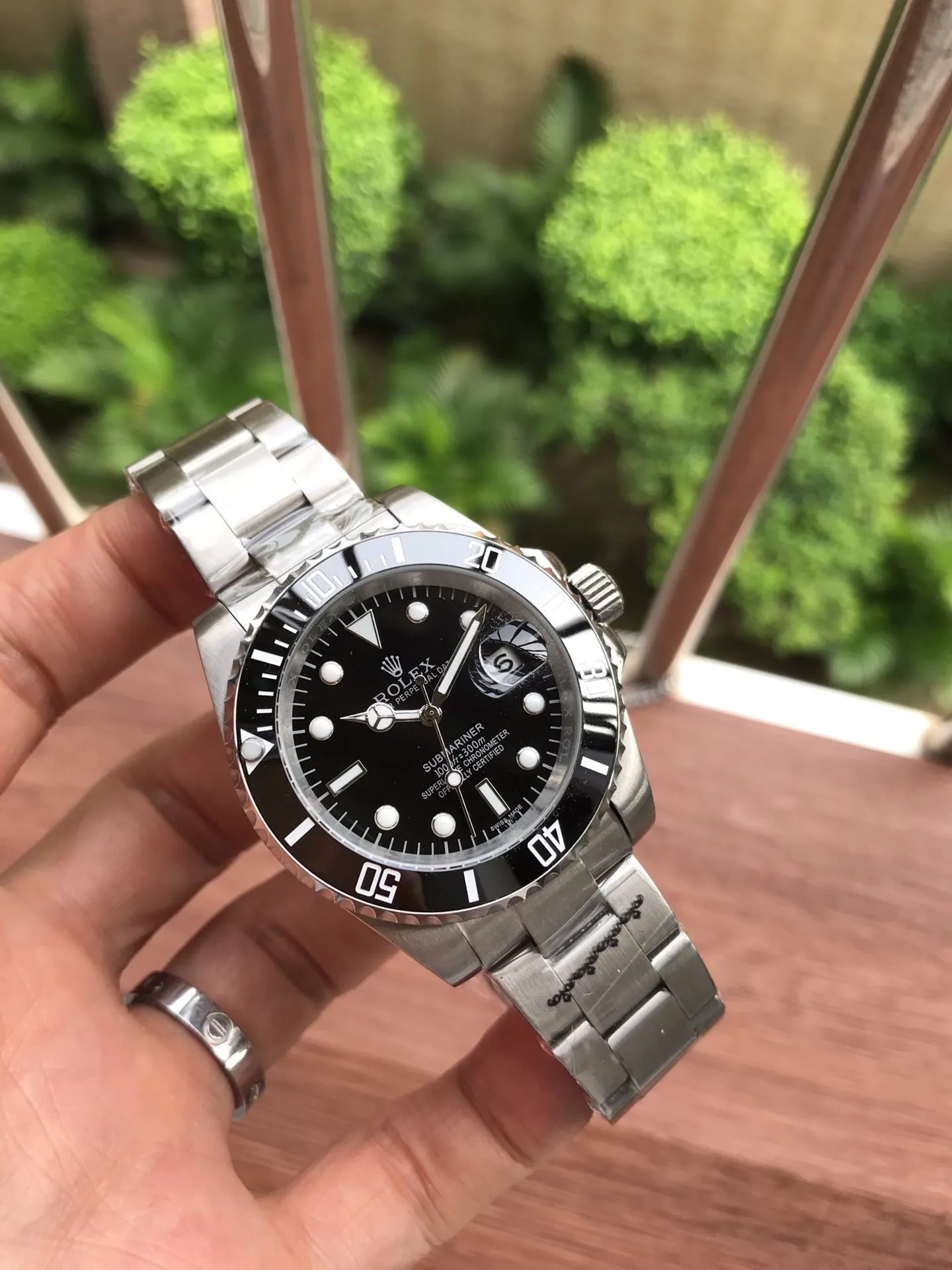 [Foreign trade import] 💰850-485 Rolex 💯ROLEX 💥Submariner Submariner This is a play watch. It is so cool. [Wit][Wit] Submariner model 116610LV green plate 68,100HK$ Hong Kong price 5626 movement 40mm. If nothing else, this stainless steel material cannot be copied from the market. The Green Water Ghost is definitely the favorite of men and women who like to express their individuality. It looks good with girls and can be controlled at will. To be a cool girl, almost all celebrities and fashionistas must have one. The quality allows you to wear it in the counter without losing face. It beats the market products. It is versatile for casual and formal wear. Pay attention to the exclusive real-shot details. Don’t say anything. If you like it, hurry up and take action immediately💥 Please look for TAAA1211 from the inner shell.