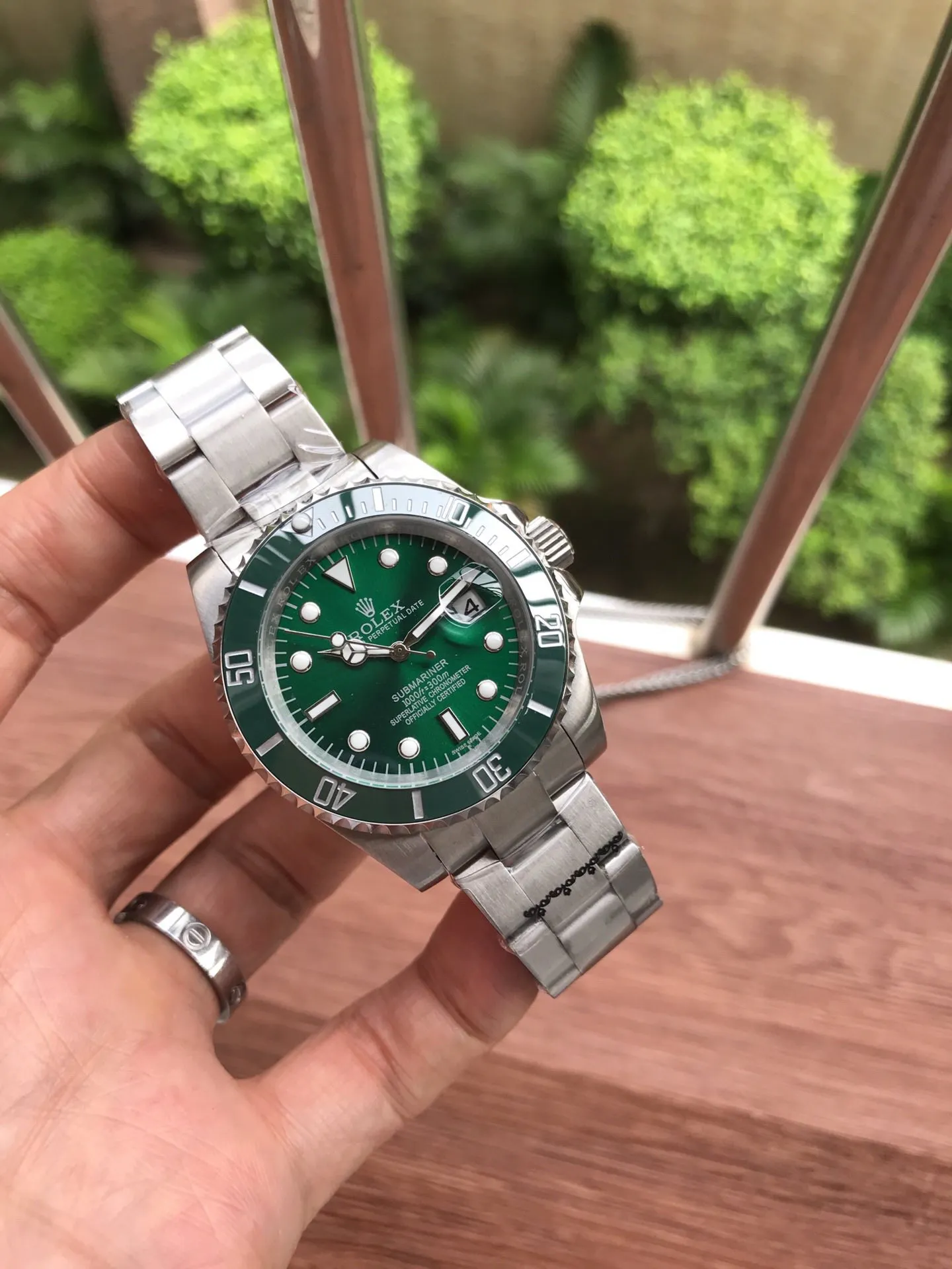 [Foreign trade import] 💰850-485 Rolex 💯ROLEX 💥Submariner Submariner This is a play watch. It is so cool. [Wit][Wit] Submariner model 116610LV green plate 68,100HK$ Hong Kong price 5626 movement 40mm. If nothing else, this stainless steel material cannot be copied from the market. The Green Water Ghost is definitely the favorite of men and women who like to express their individuality. It looks good with girls and can be controlled at will. To be a cool girl, almost all celebrities and fashionistas must have one. The quality allows you to wear it in the counter without losing face. It beats the market products. It is versatile for casual and formal wear. Pay attention to the exclusive real-shot details. Don’t say anything. If you like it, hurry up and take action immediately💥 Please look for TAAA1211 from the inner shell.