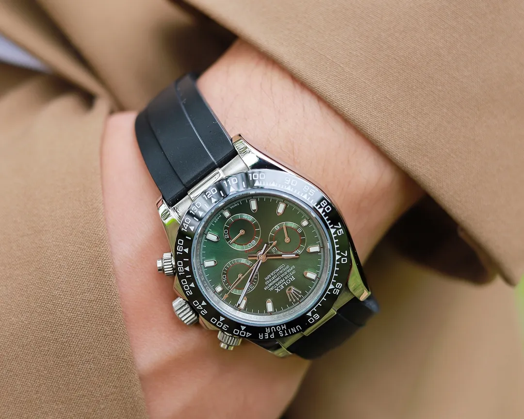 【Foreign Trade Import】💰1720! Rolex Daytona Series [Movement] A customized three-eye enlarged version of the fully automatic mechanical movement is used to ensure that the distance between the three function dials is consistent with the genuine product. [Case] ​​40mmX13mm deep black ceramic solid outer ring with tachymeter scale (made of real ceramic technology, non-scratchable, never faded, texture consistent with the genuine product) [Dial] Function dial fonts and dial logos are superimposed and printed using a superimposed printing process. There will be a slight bulge when viewed from the side. The background texture of the disk has been filtered and corrected countless times to ensure that it is 100% consistent with the original. The Rolex metal LOGO on it is separately molded, and it can be compared to the original in terms of three-dimensionality and roundness. The easy-to-read Chroma light luminous display is equipped with long-lasting luminous material. [Mirror] Flat sapphire crystal glass is scratch-resistant, and the effect will never be ghosted, consistent with the original product. ⚠️⚠️ (Six-digit Rolex's unique anti-counterfeiting mark, small crown👑) [Buckle] Made of imported 316 steel and polished from 1:1 parts. The inner side is sanded and corroded by the Rolex steel seal. The external buckle safety ring is exactly the same as the original one. ⌚️⌚️ Produced by Tt Factory, perfect in every detail.
