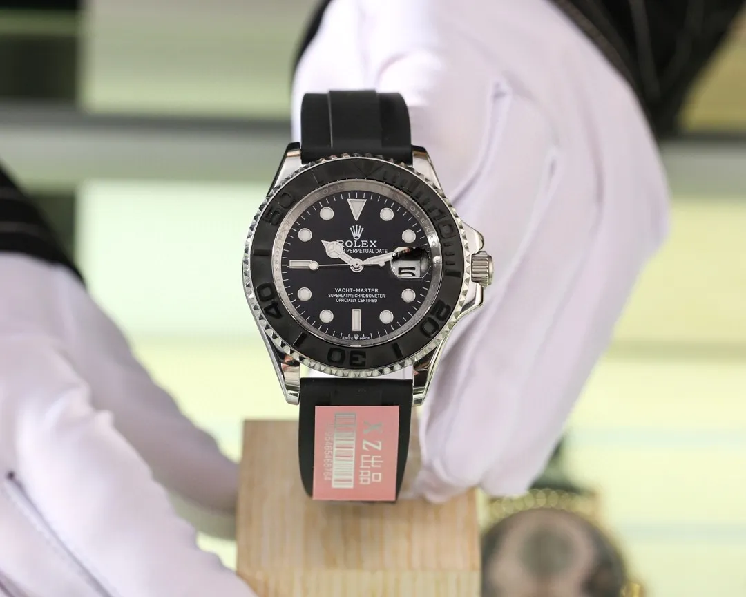 [High-end replica] 💰970 Rolex yacht series watch, top-grade 316L stainless steel case, 316 stainless steel strap, top-grade mineral crystal glass size: diameter 40mm, thickness 12mm, equipped with imported Citizen 8215 automatic mechanical movement, which dilutes some male masculinity and adds fashionable, noble, unhurried and calm charm. In particular, this watch is the first time that the Yacht-Master series is paired with a black dial. Like white, it is a very good base color. It can not only clearly highlight other colors, but also give the watch stability. The dial is inlaid with three-dimensional square blocks as time scales. The rose gold hands are faceted and coated with luminous material, which is warm and three-dimensional. Not to mention, it is very clear and easy to read. This watch has a diameter of 40 mm, a rotating outer ring, a black matte ceramic bezel, and brightly polished three-dimensional numerals. It not only fits comfortably on the wrist, but is also very stable when worn. Automatic mechanical anti-scratch mirror ceramic ring💥